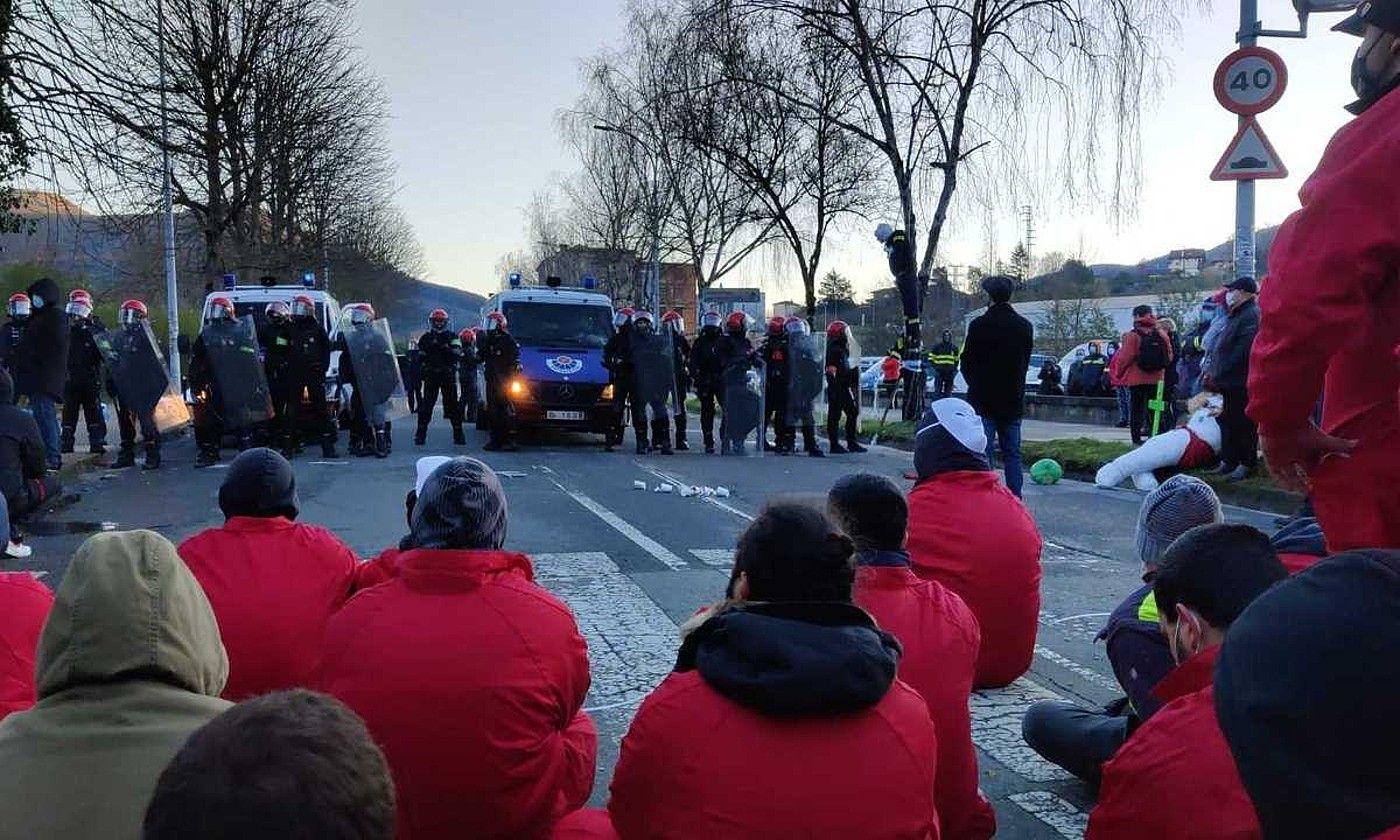 Tubacexen greban dauden behargin batzuk, lantegirako sarbidea ixten, otsailaren amaieran. LAB.