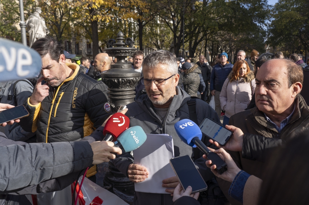 Langileen batzordeko ordezkariak, komunikabideen aurrean. IÑIGO URIZ / FOKU