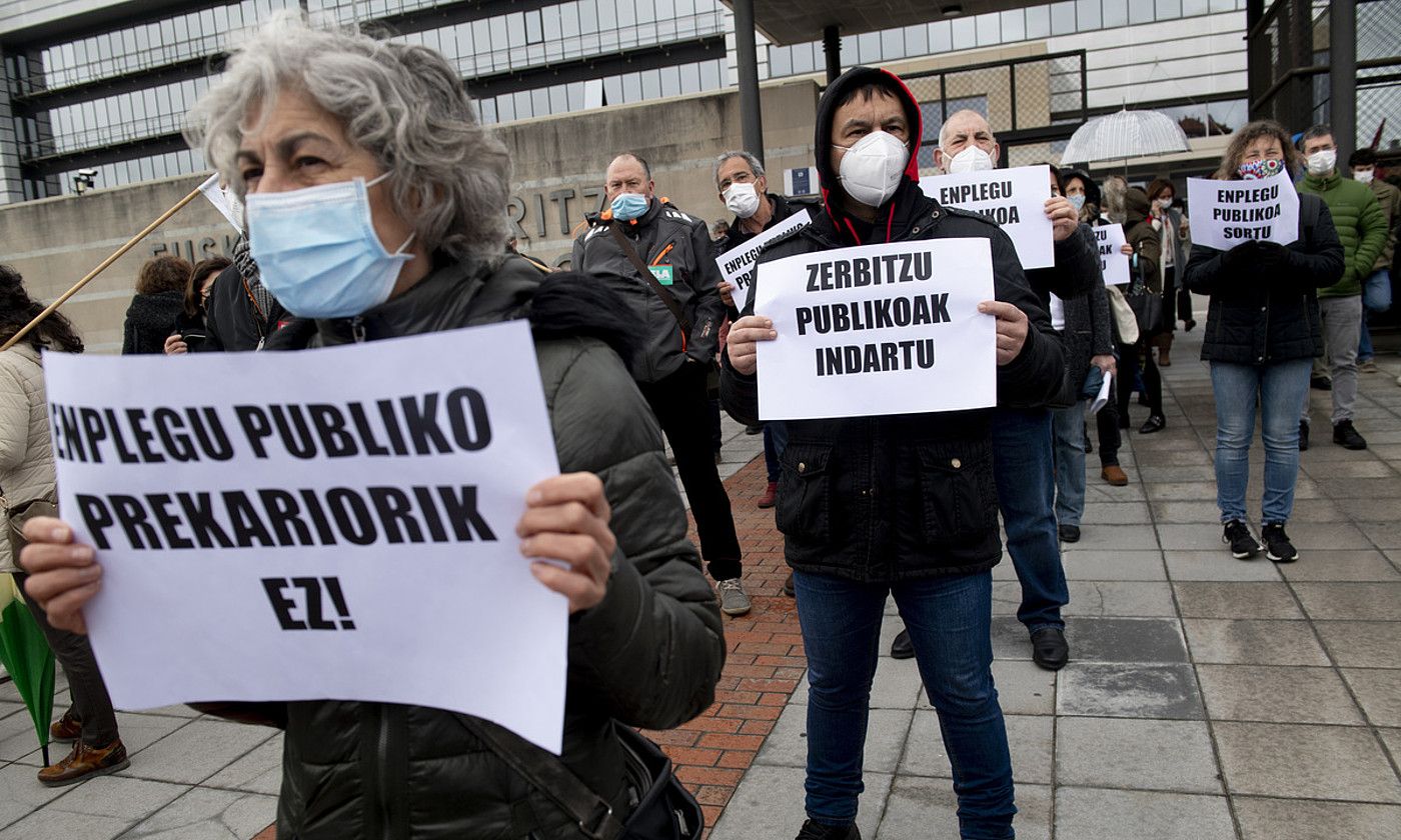 Eusko Jaurlaritzaren egoitzaren aurrean 200 pertsona inguru elkartu ziren atzo, behin-behineko langileen egoera salatzeko. RAUL BOGAJO / FOKU.