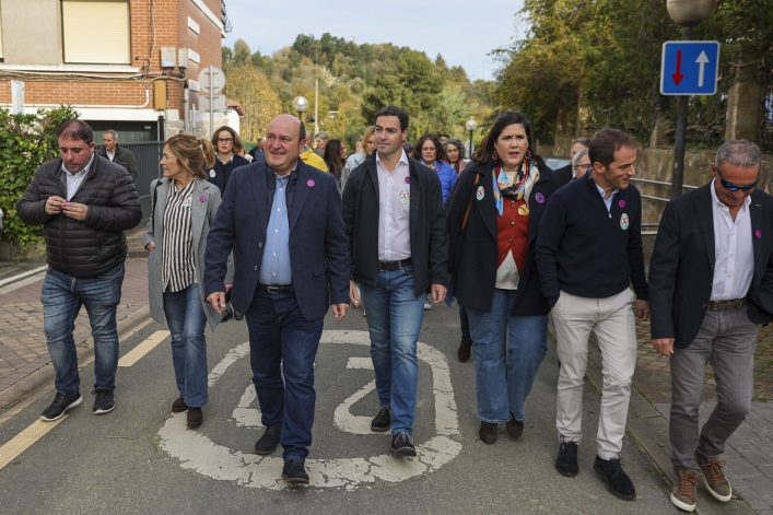 EBBko buru Andoni Ortuzar, Imanol Pradales Jaurlaritzako lehendakaria eta ABB, BBB, GBB, NBB eta IBBko lehendakari berriak, Sukarrietan. LUIS TEJIDO / EFE