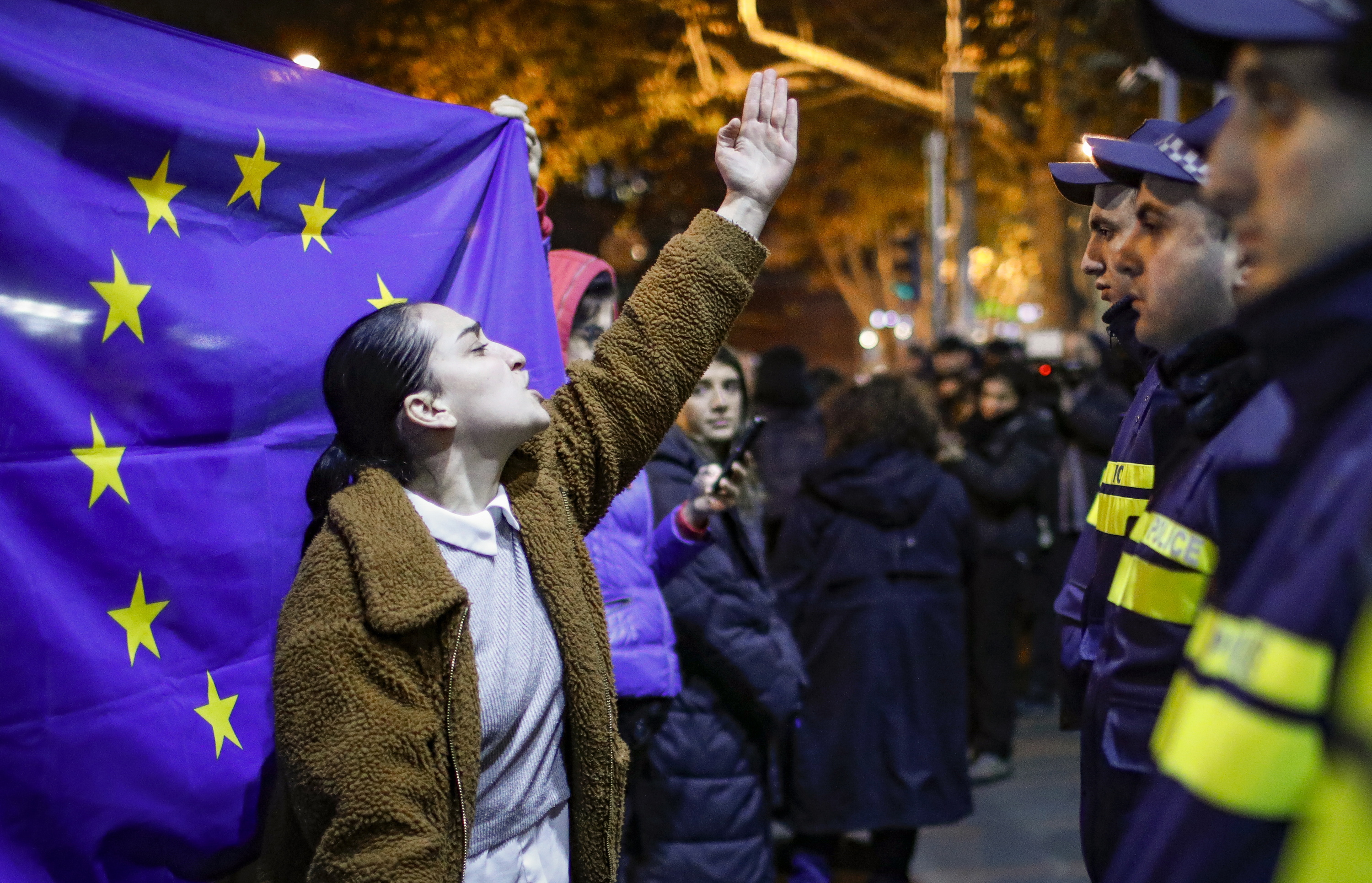 Manifestari bat, EB Europako Batasunaren bandera atzean duela, bart, Georgian. DAVID MDZINARIXVILI / EFE