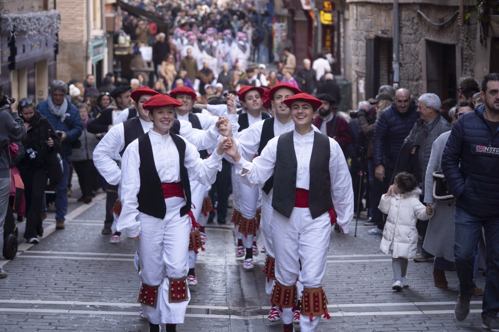 Muthiko Alaiak dantza taldea San Saturnino eguna ospatuz. IÑIGO URIZ / FOKU