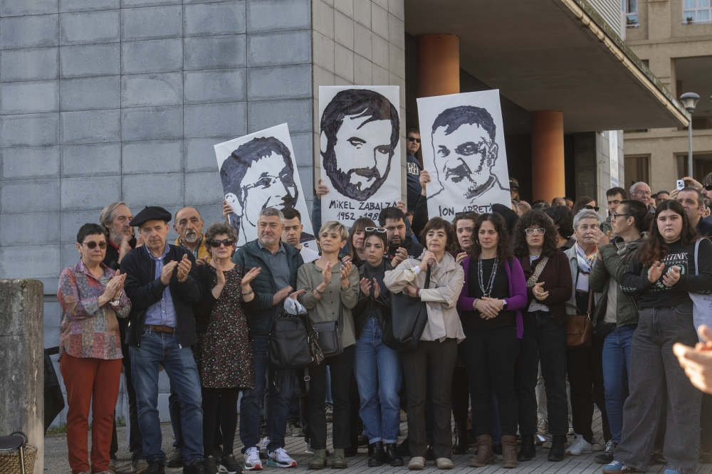 Zabalzaren familia, atzean haren, Arretxeren eta Aierberen irudiak dituztela. GORKA RUBIO / FOKU