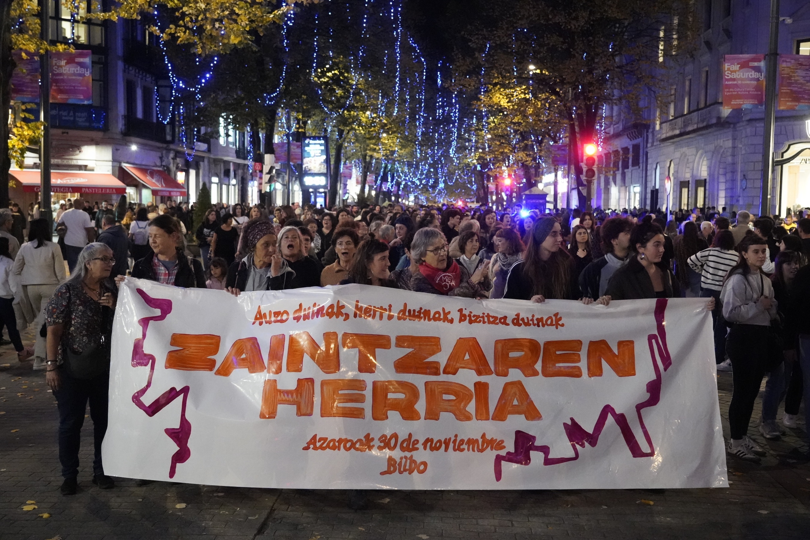 Zaintzaren Herria egin dute gaur Bilbon, eta manifestazioa izan da arratsaldean. ARITZ LOIOLA / FOKU