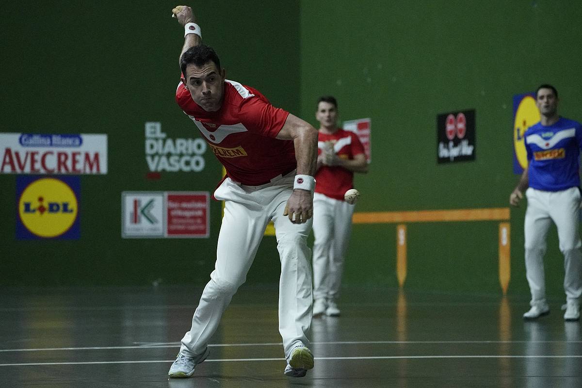 Jaka pilota jotzen, gaur, Basaurin. ARITZ LOIOLA / FOKU