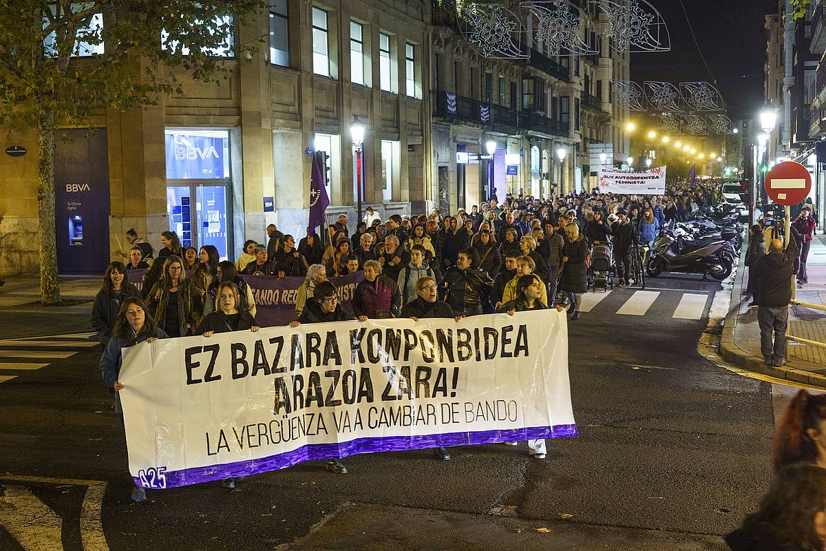 Azaroaren 25eko manifestazioa, Donostian. JON URBE / FOKU