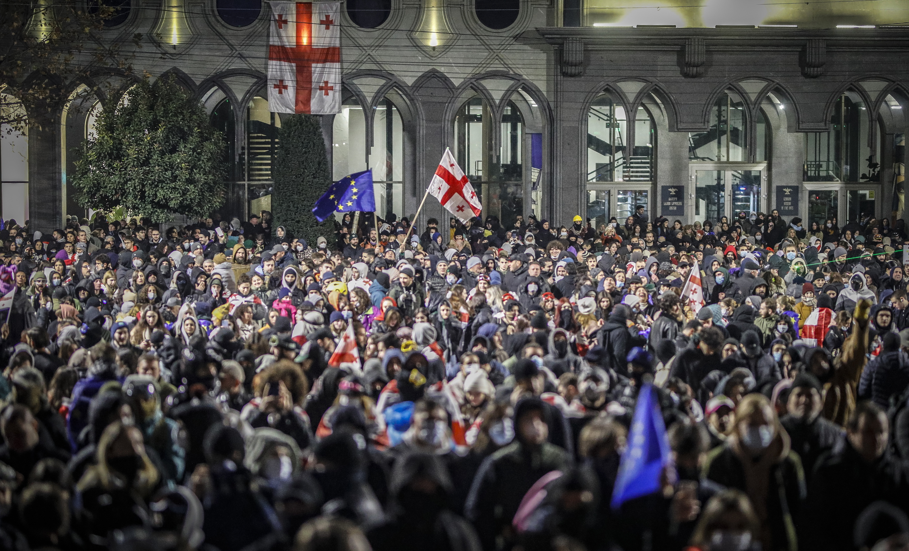 Georgiako Gobernuaren aurkako manifestariak, bart, Tbilisin. DAVID MDZINARISHVILI / EFE