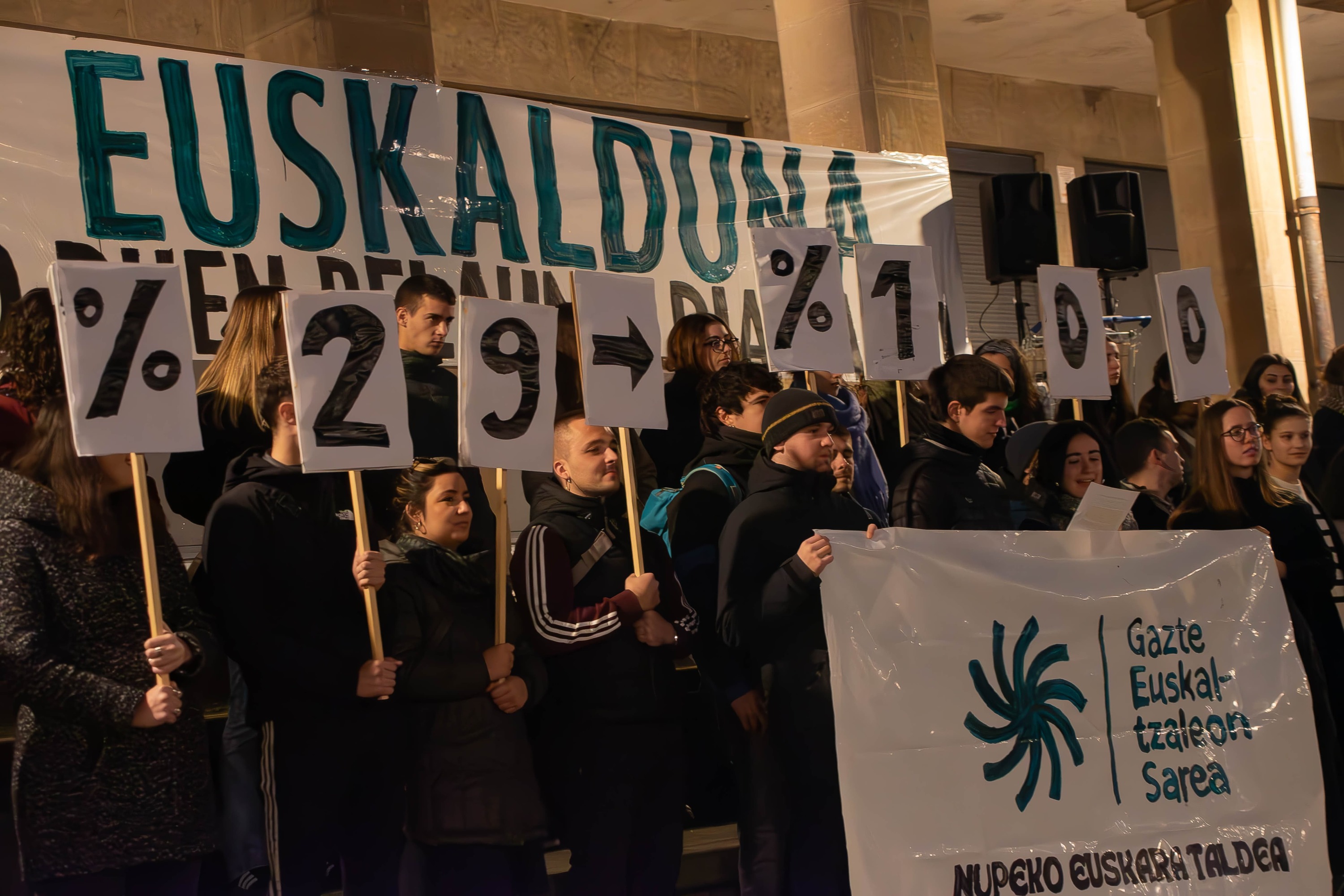 Gazte euskaltzaleen protesta, Iruñean. BERRIA