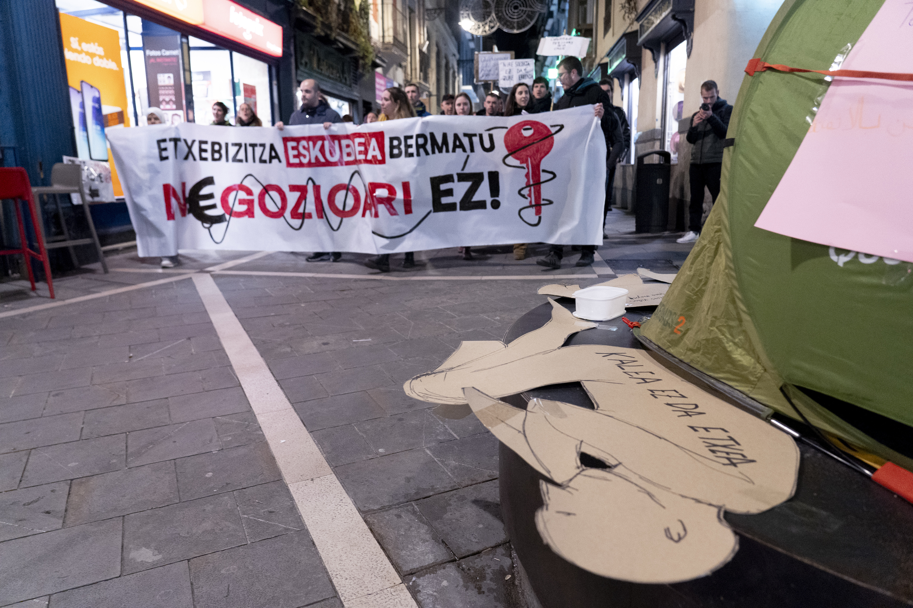 Etxebizitza eskubidearen aldeko manifestazio bat, Iruñean, azaroaren 28an. Iruñerriko Etxebizitza Sindikatu Sozialistak eta Haritu sareak deitu zuten protestara. IÑIGO URIZ / FOKU