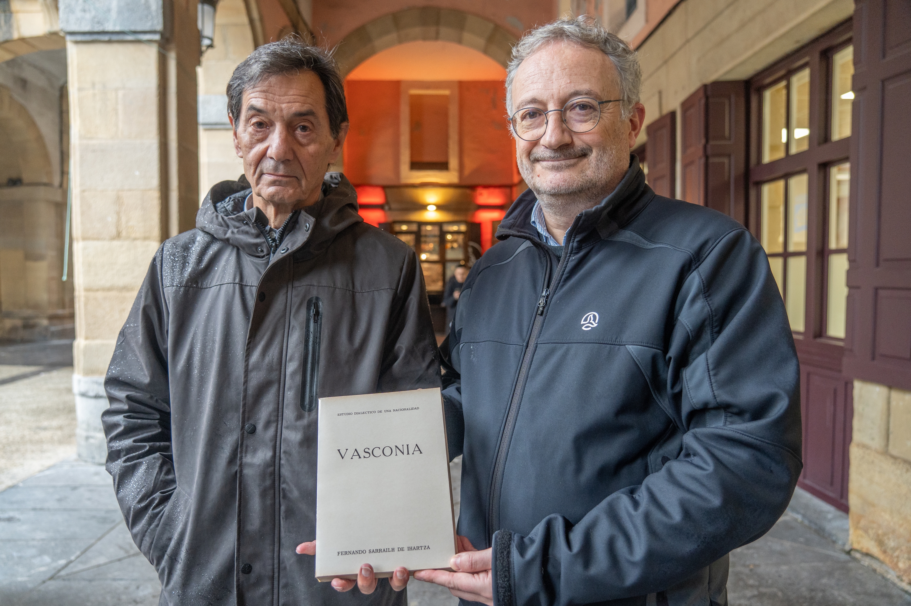 Manu Ertzilla eta Oskar Arantzabal, 'Vasconia' liburuaren ale batekin, Donostian. ANDONI CANELLADA / FOKU