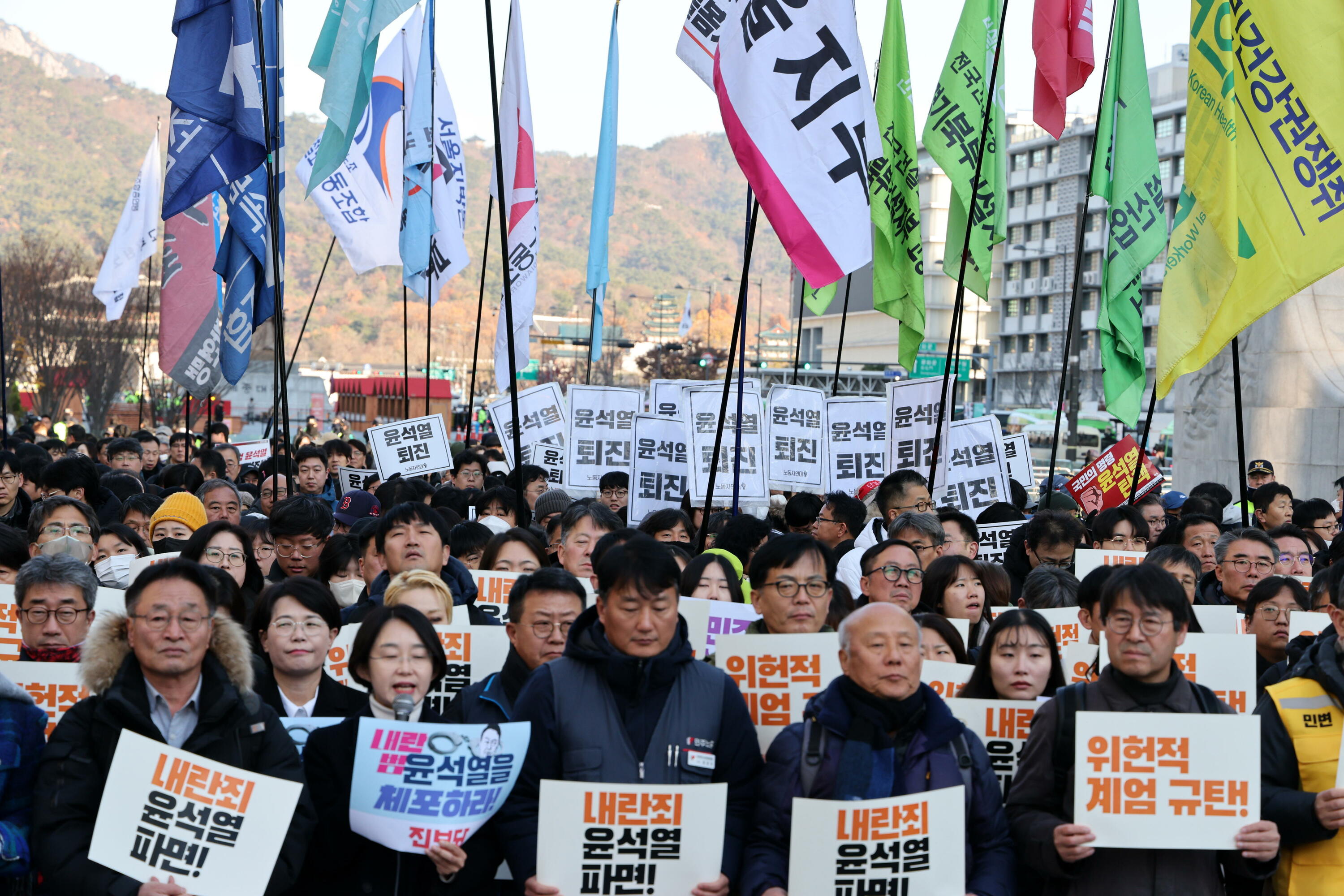 Protestak Hego Korean, presidenteak gerra legea ezarri ostean. HAN MYUNG-GU / EFE