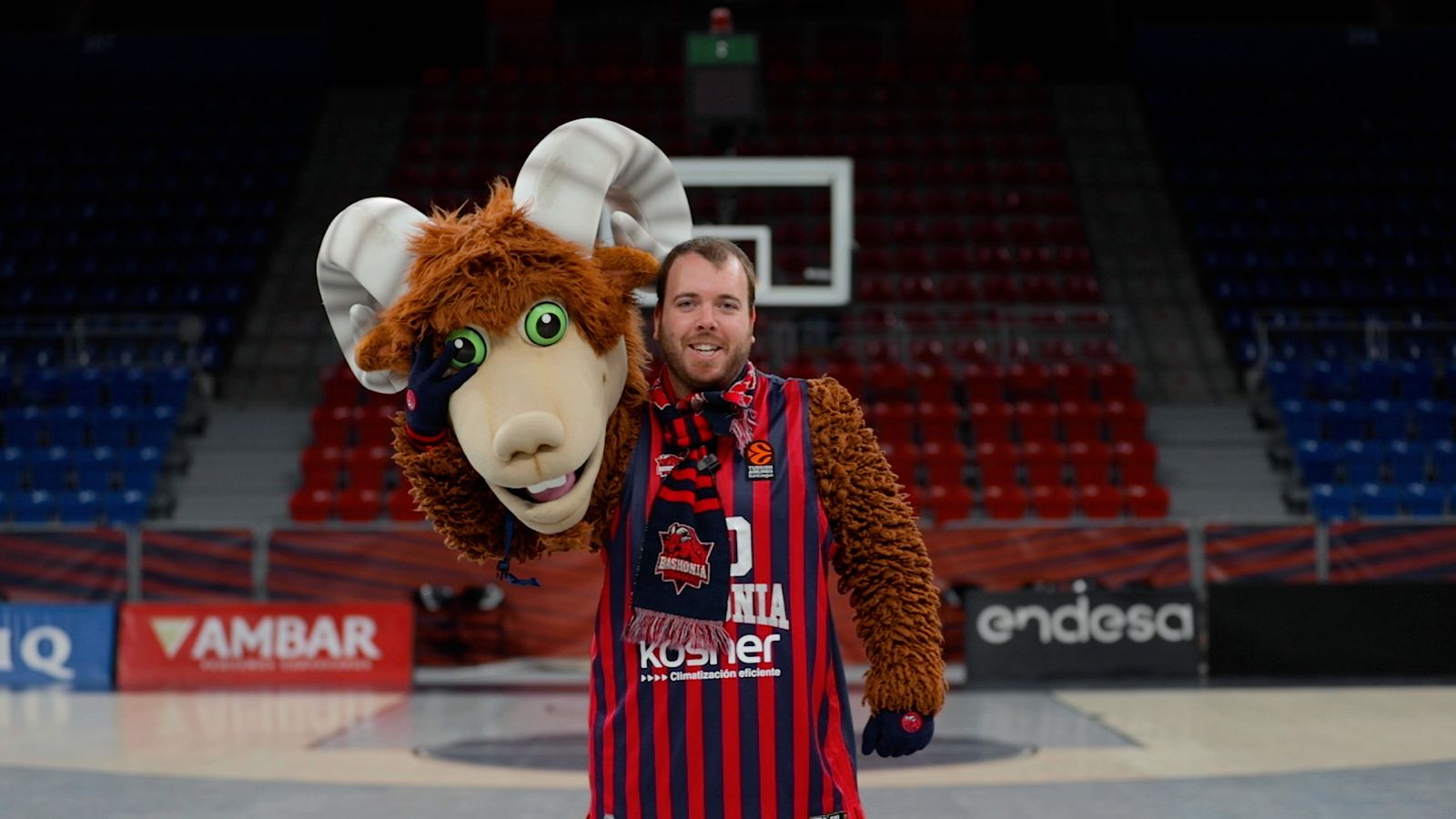 Asier Rikarte, Baskoniaren Aker maskota, utziko zuela iragarri zuen egunean. BASKONIA