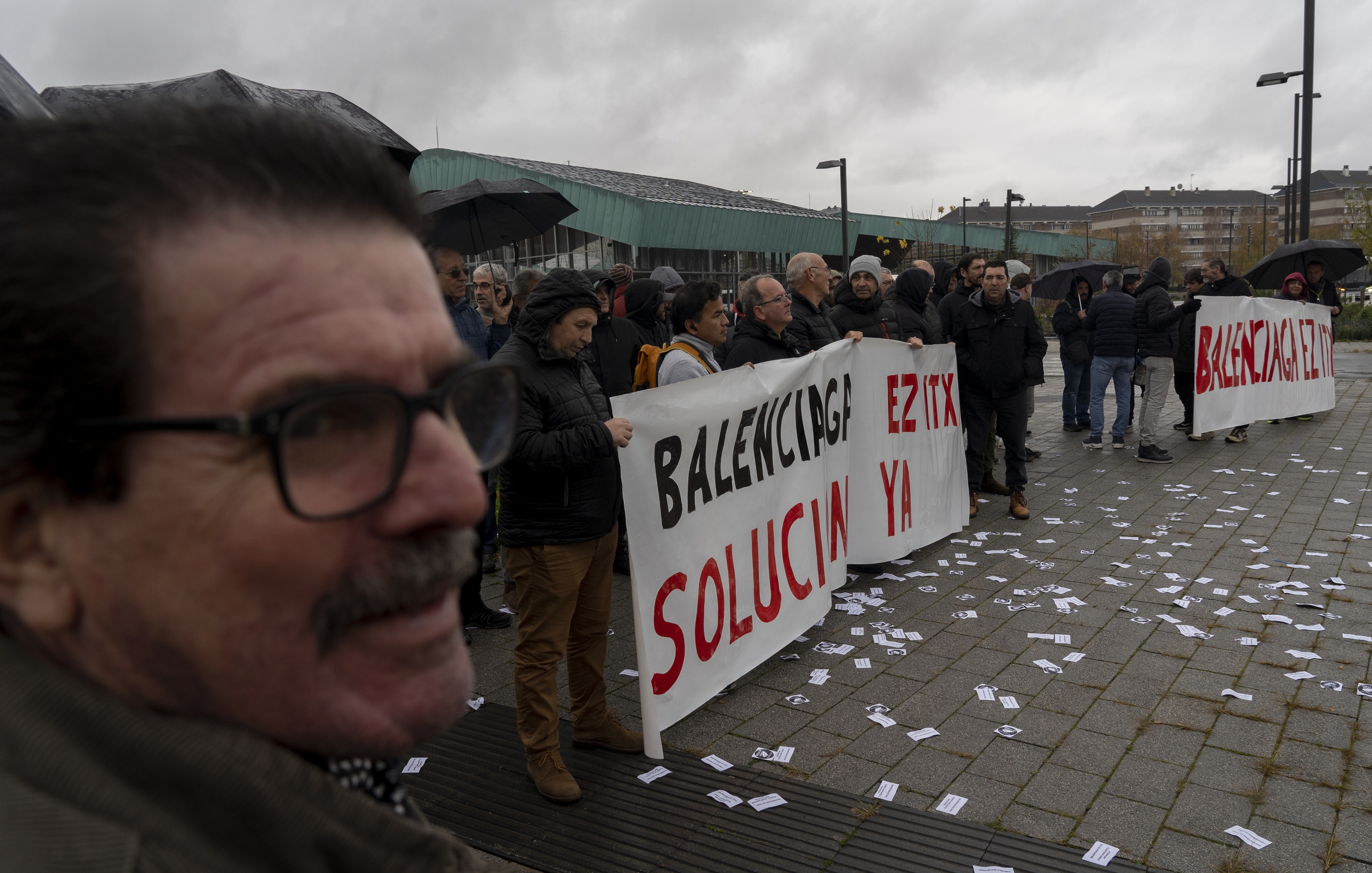 Ontziolako langile batzuk, Eusko Jaurlaritzaren egoitzaren aurrean asteazken honetan eginiko protestan. RAUL BOGAJO / FOKU