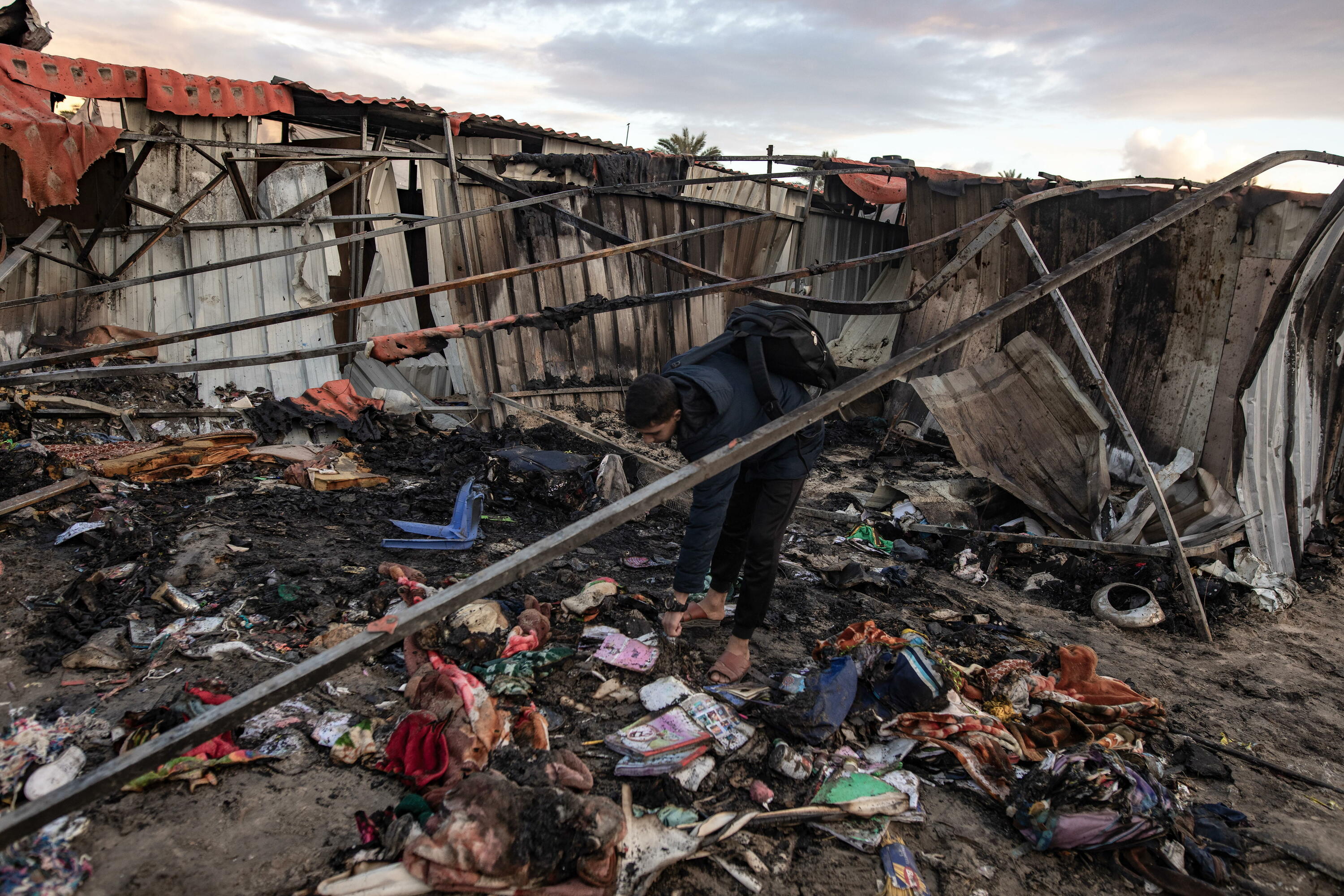 Pertsona bat, Al-Mawasiko errefuxiatuentzako kanpalekuan, Gaza hegoaldean, gaur. HAITHAM IMAD / EFE