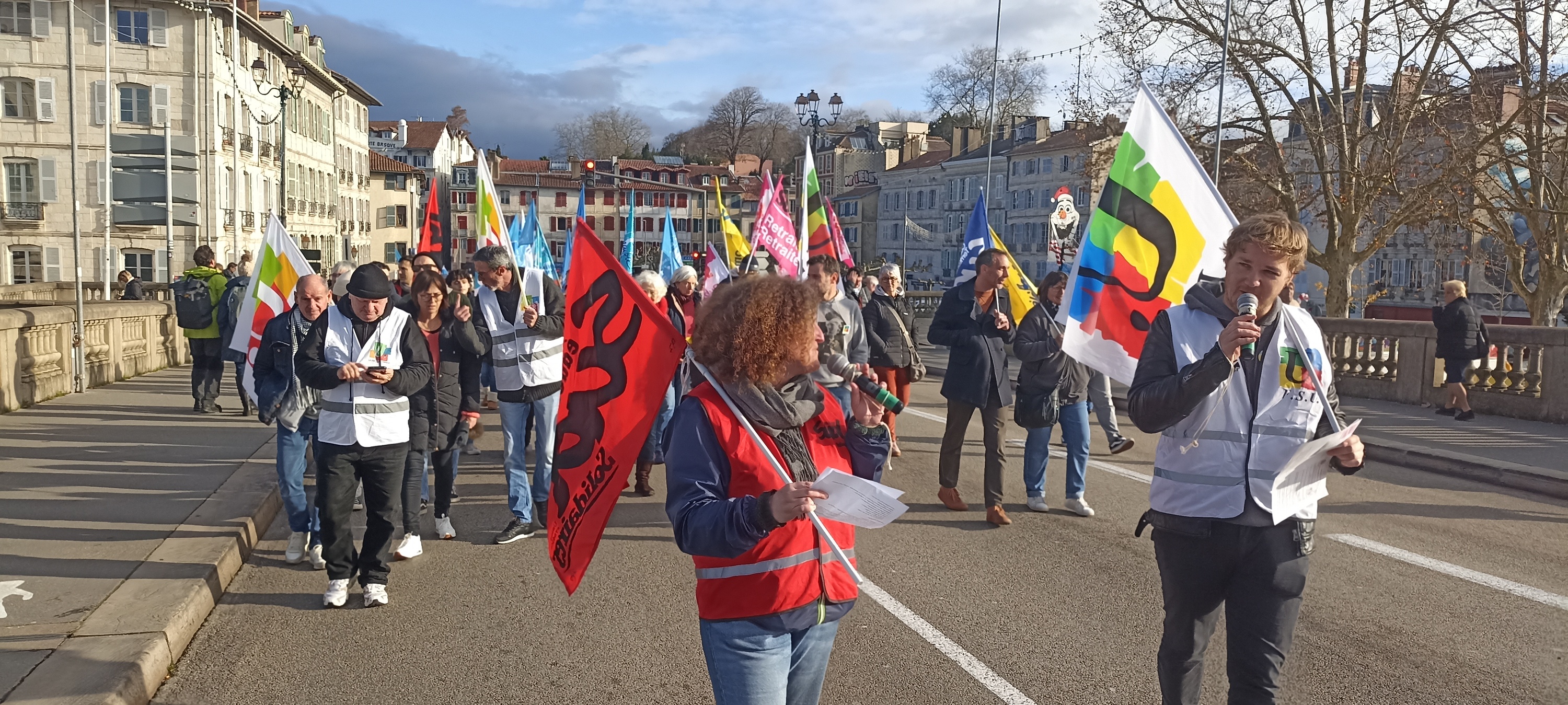 Funtzio publikoko langileek manifestazioa egin dute Baionan ostegun goiz honetan. BERRIA