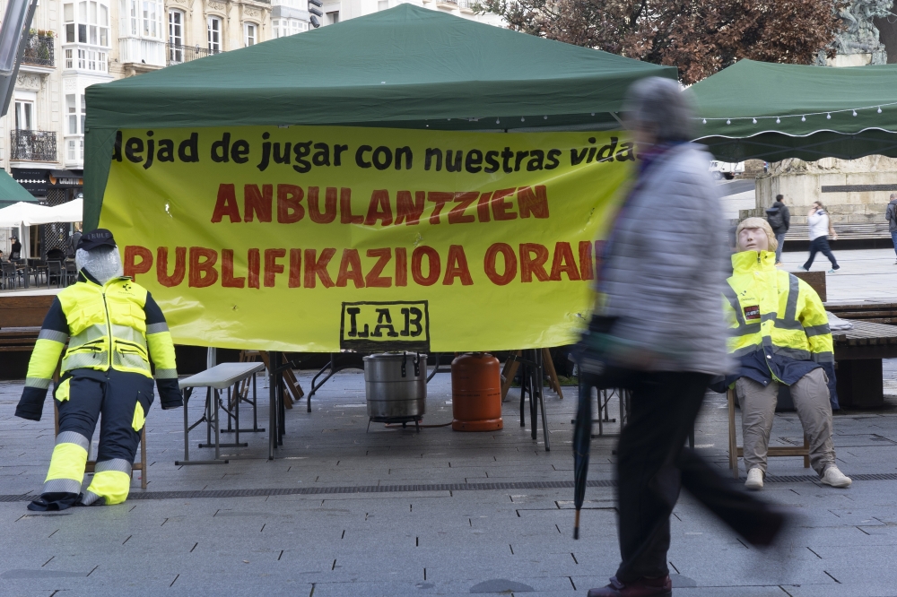 LAB sindikatuaren 24 orduko kanpaldia azaroan, anbulantzia zerbitzua publikoa izan dadin aldarrikatzeko, Gasteizen. RAUL BOGAJO / FOKU