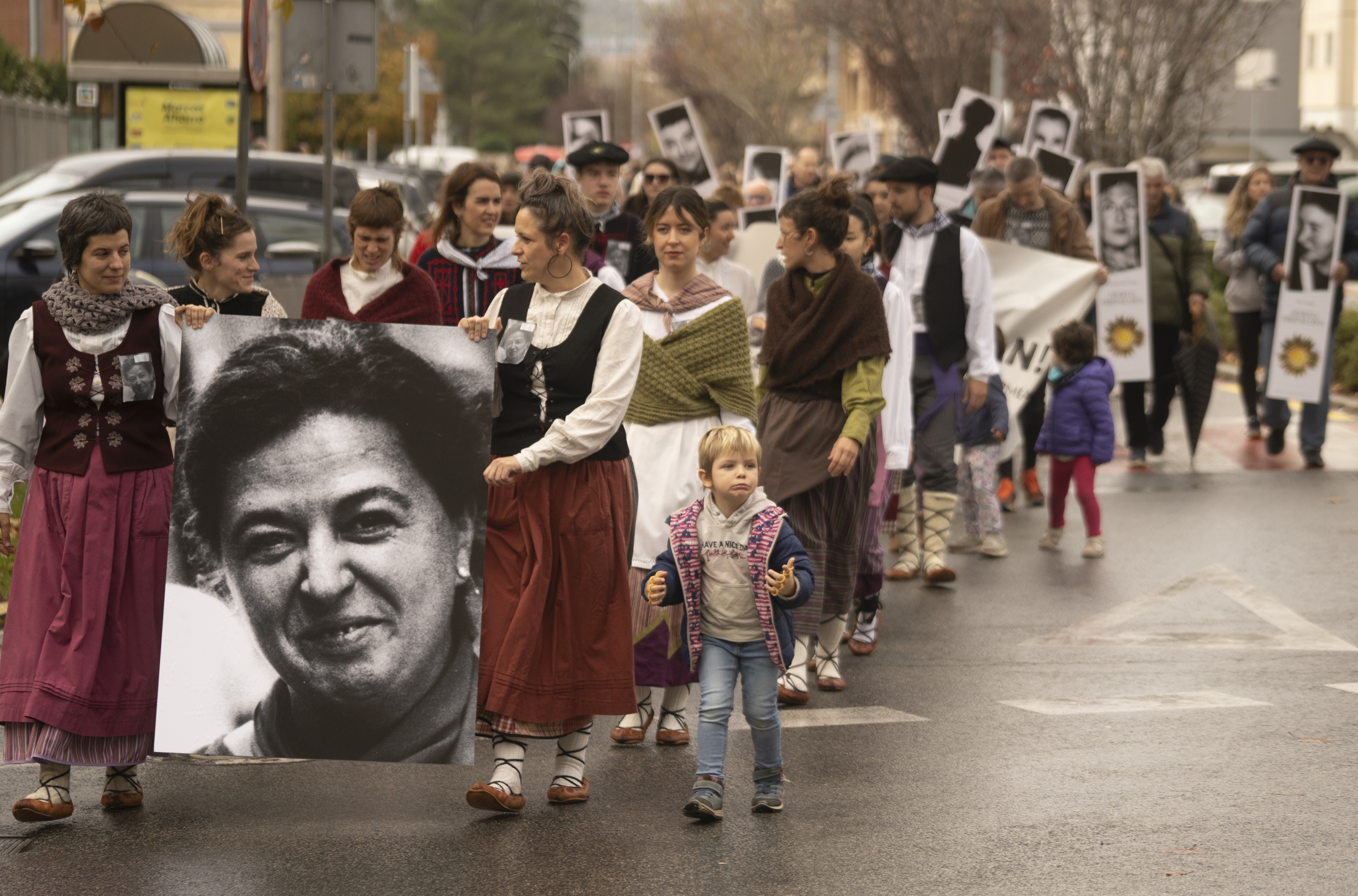 Karmele Solaguren eta urruntze politikaren ondorioz hildako beste lagunak gogoan izan dituzte gaur, Barañainen, manifestazioan. JAGOBA MANTEROLA / FOKU