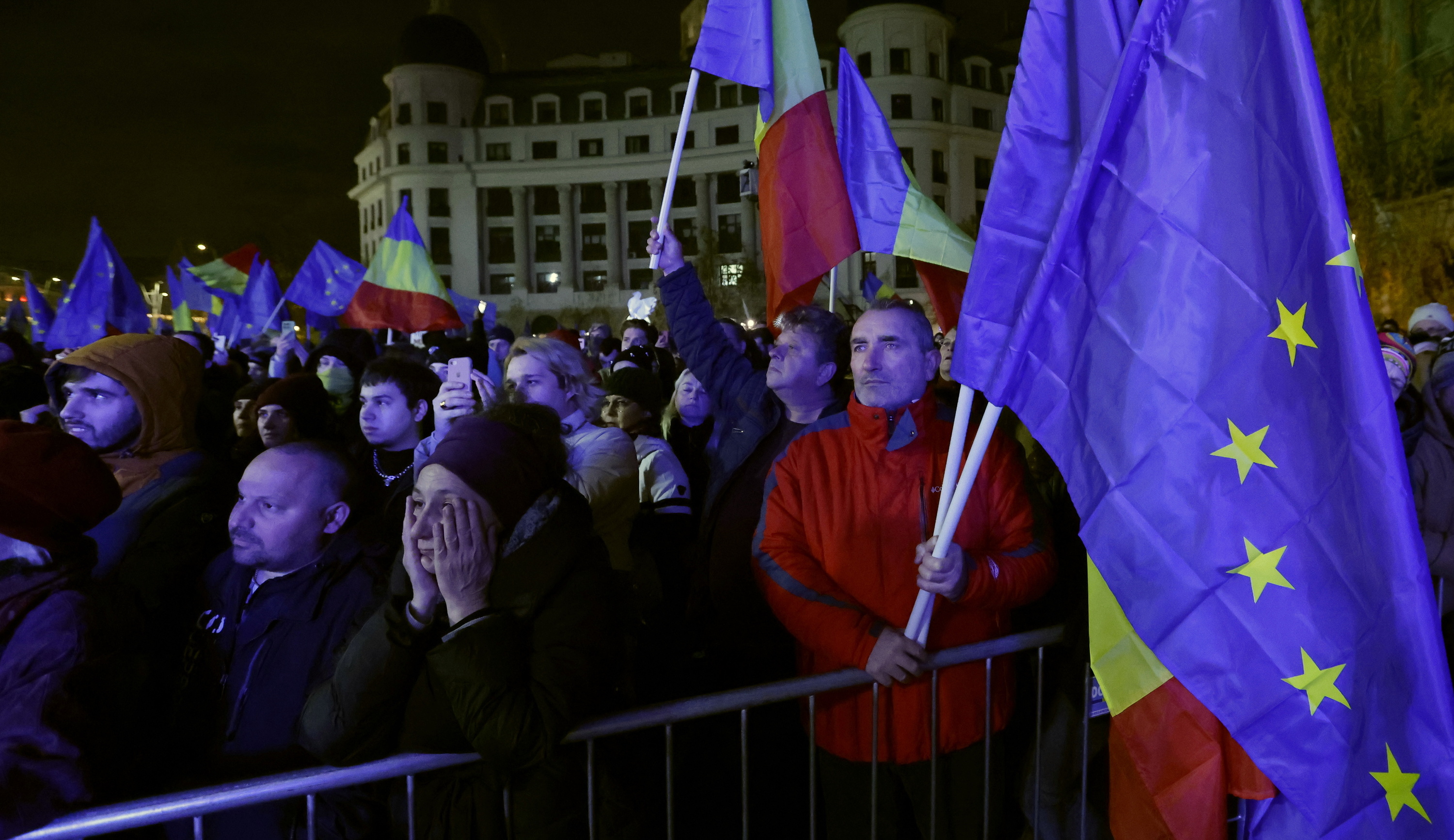 Europako Batasunean jarraitzearen aldeko manifestazio bat, atzo, Bukaresten. ROBERT GHEMENT / EFE