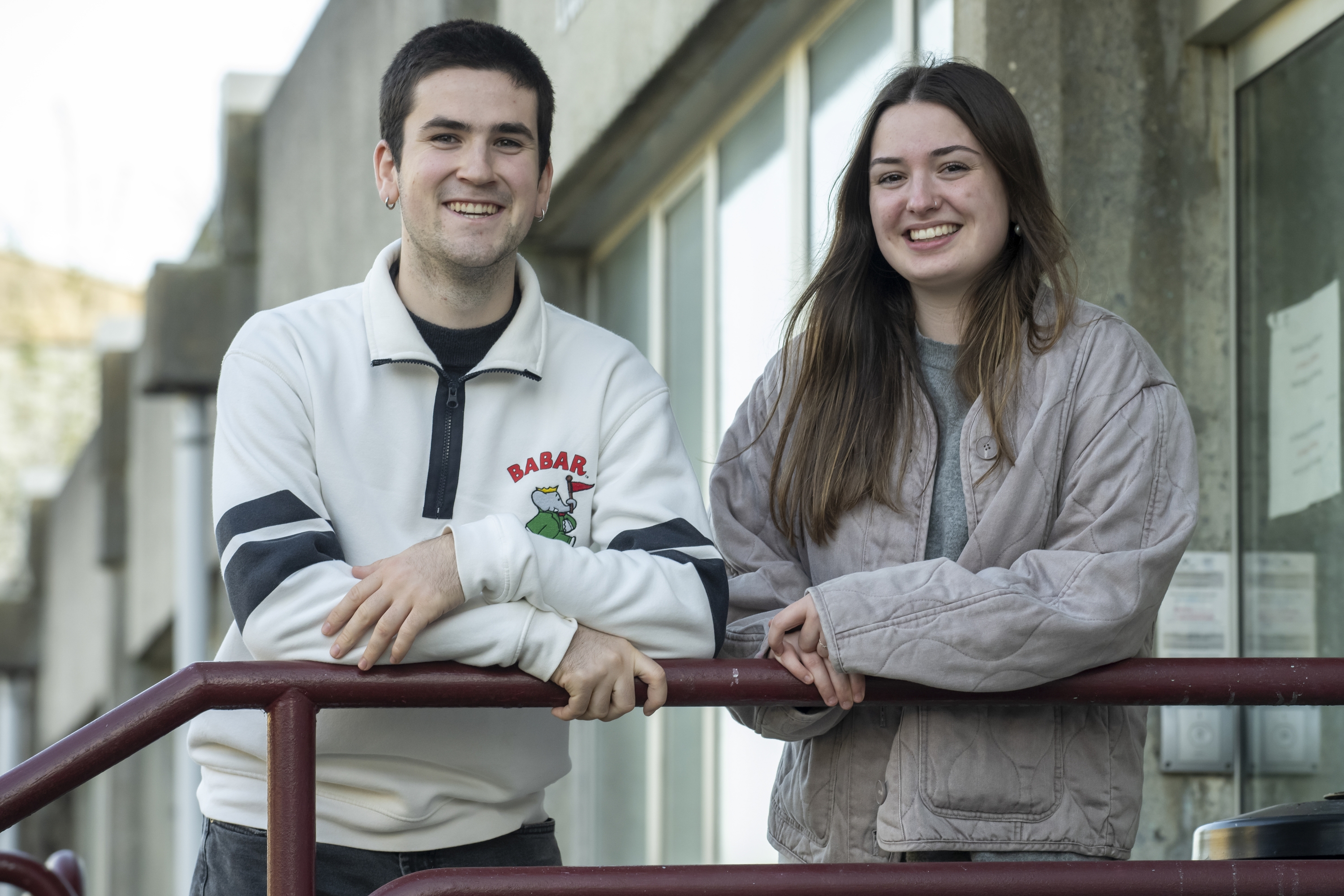 Jon Zapirain eta Miren Aisling Herrero, iazko urriaren 29an, EHUren Medikuntza fakultatearen sarreran. MIKEL MARTINEZ DE TRESPUENTES / FOKU