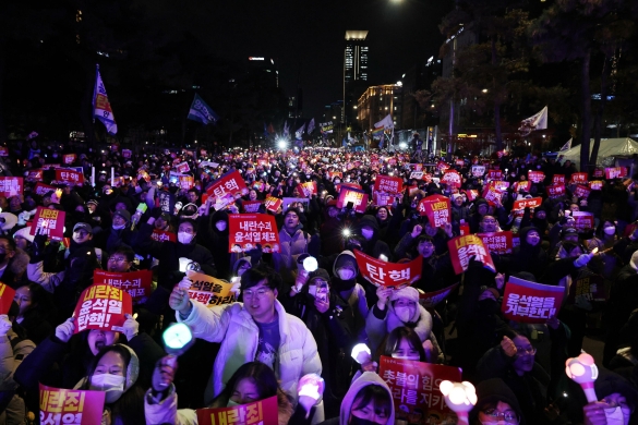 Milaka lagun parlamentuaren aurrean, Hego Koreako presidentearen aurkako elkarretaratzean. HAN MYUNG-GU / EFE