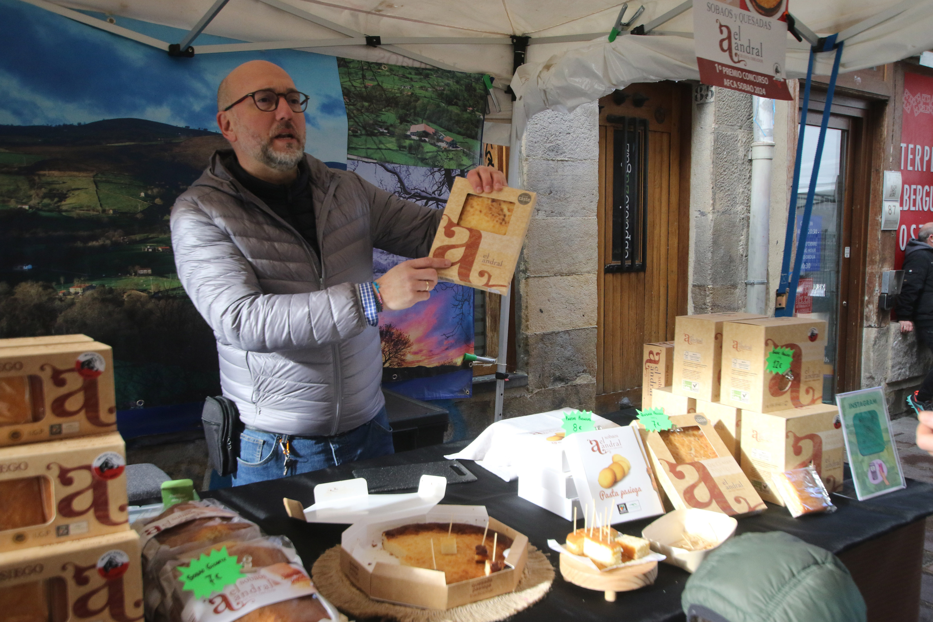 Euskal pastela saldu duen postuetako bat Gasteizko Aiztogile kalean. OSKAR MATXIN EDESA/ FOKU