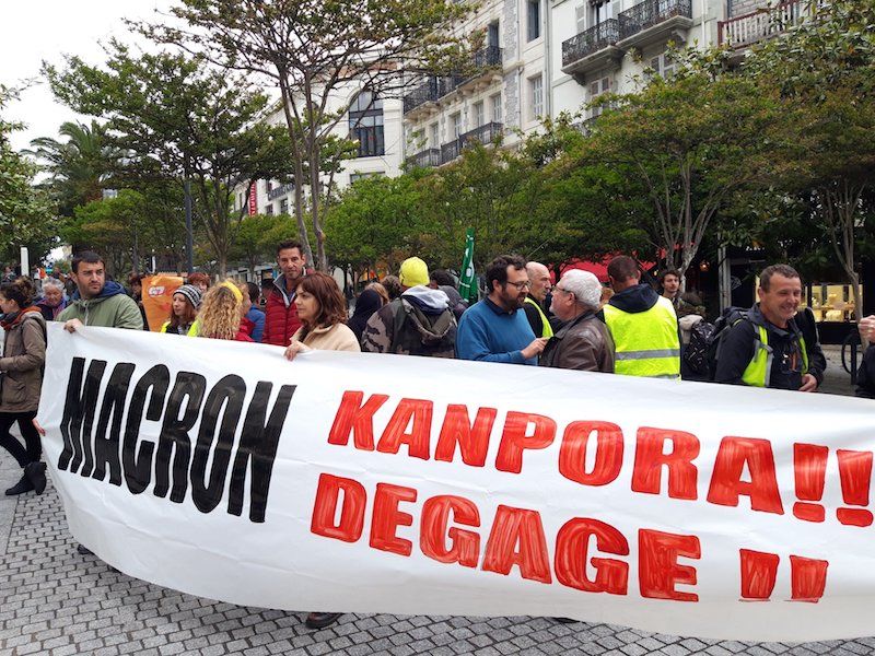 Emmanuel Macronen aurkako protesta, gaur, Miarritzen. EH BAI.