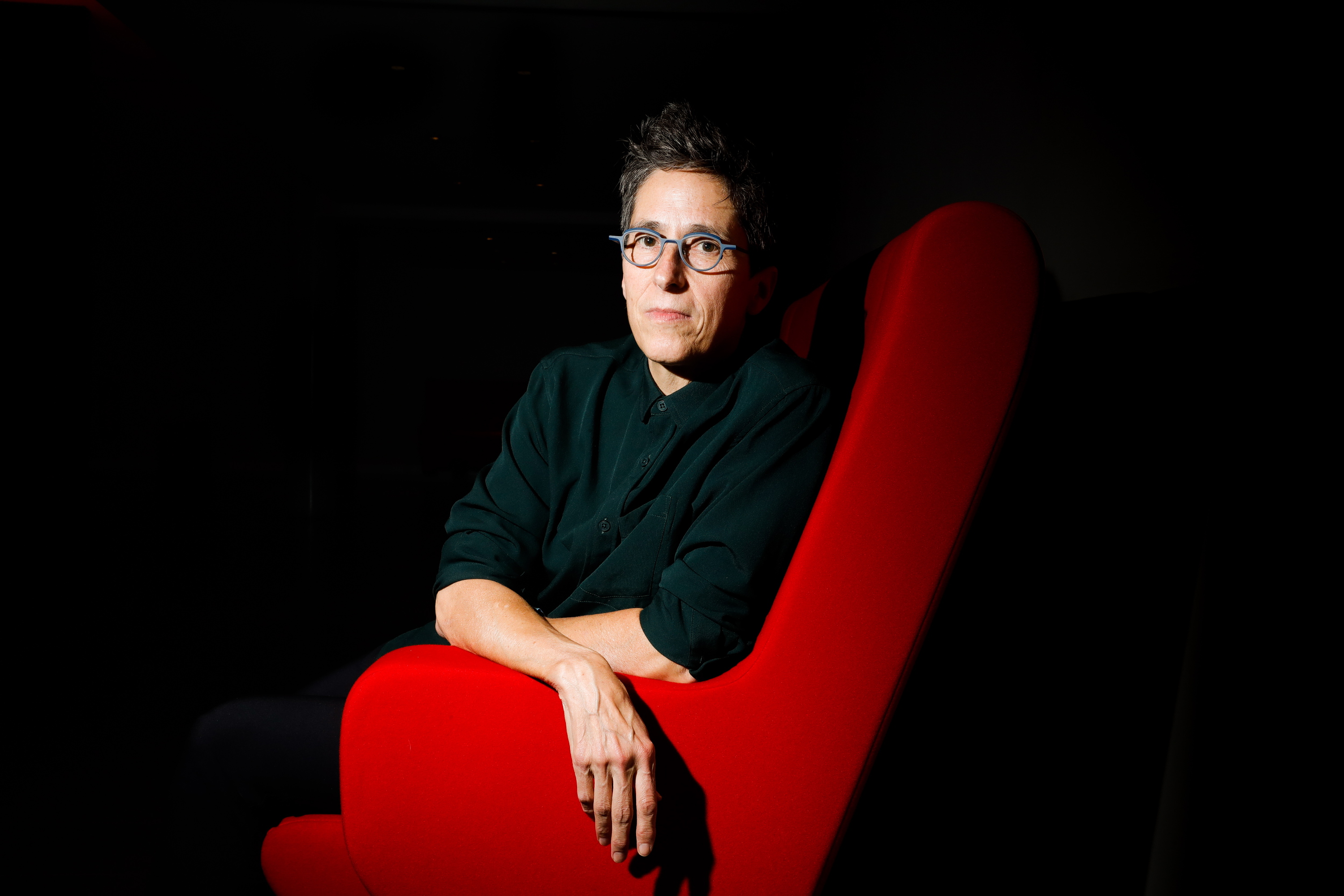 Alison Bechdel komikigilea 2022an, artxiboko irudi batean. TERESA SUAREZ / EFE