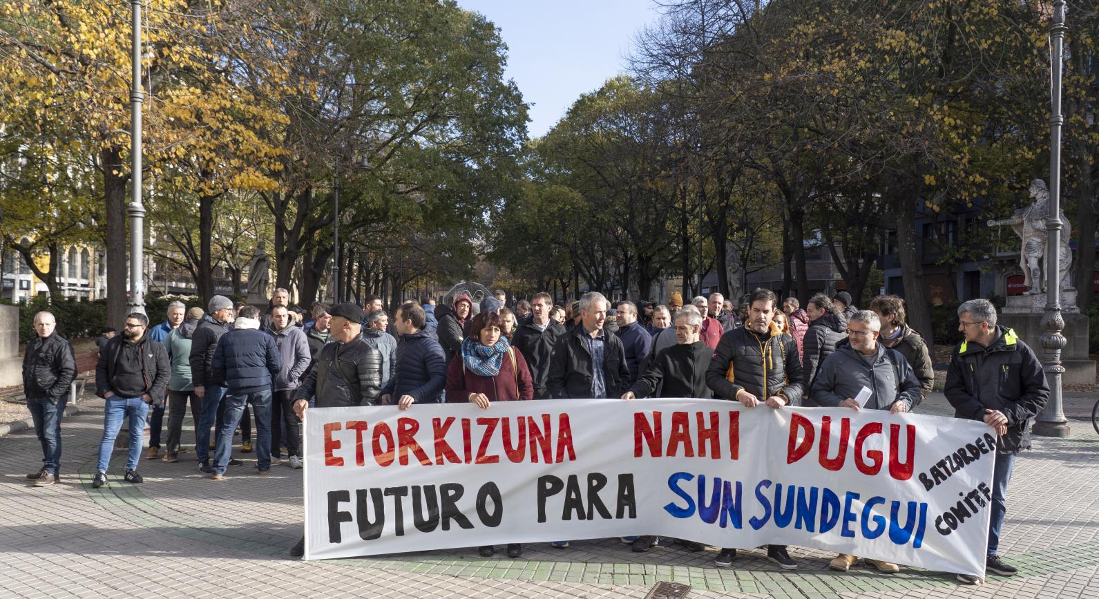 (ID_14467047) (Sunsundeguiko langile batzordeak deitutako elkarretaratzea, Nafarroako Parlamentuaren aurrean. IÑIGO URIZ / FOKU