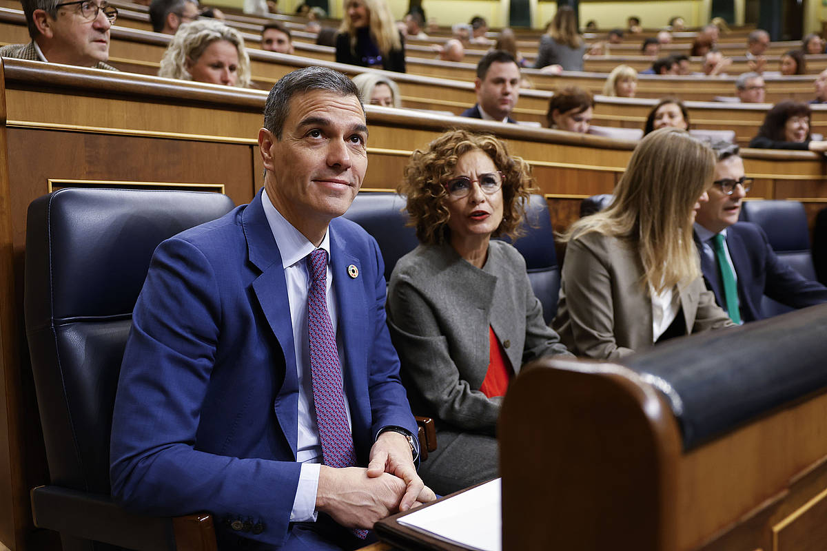 Pedro Sanchez eta Maria Jesus Montero gaur Espainiako Kongresuan. MARISCAL / EFE