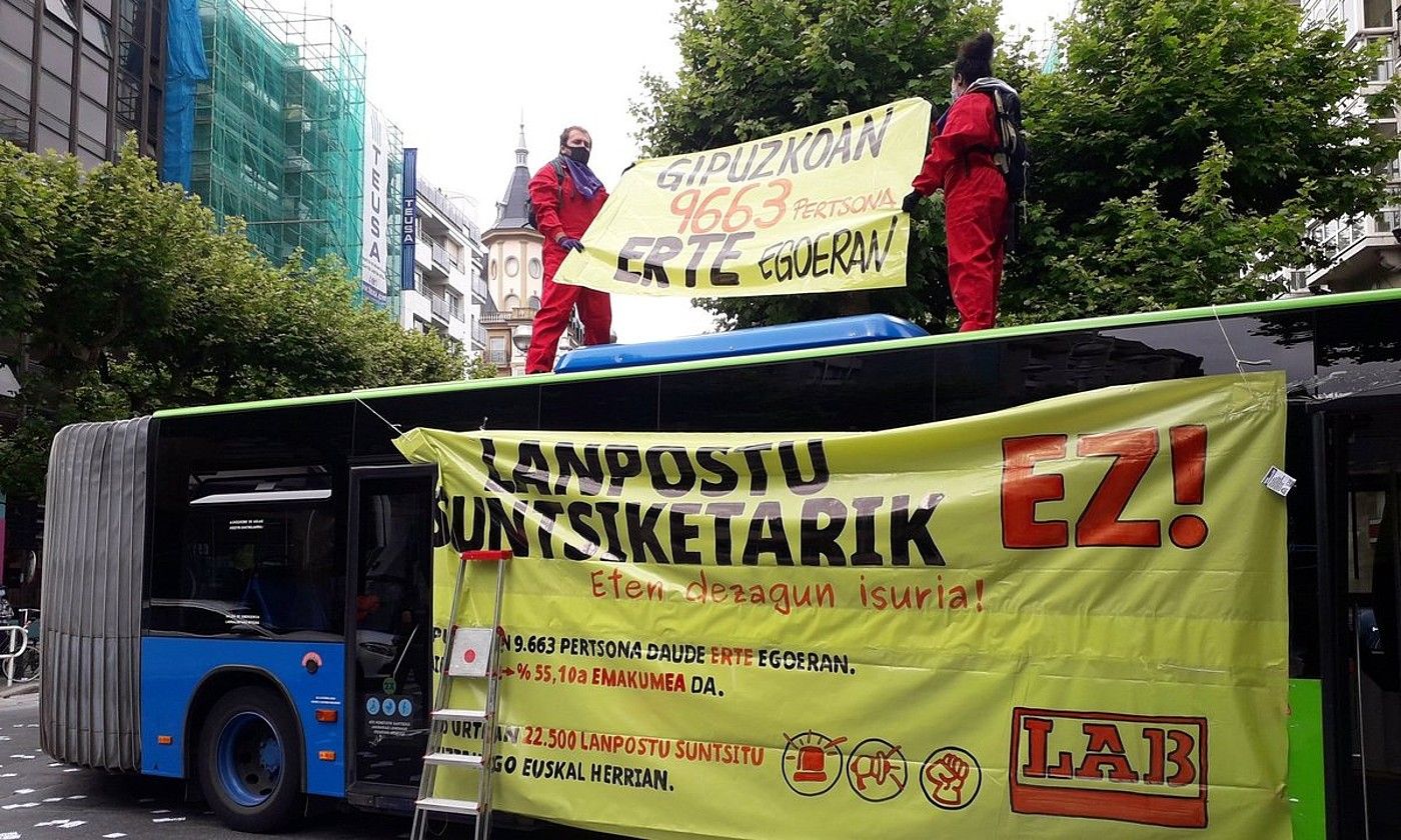 Bi ekintzaile autobus batera igota, Donostiako Askatasunaren hiribidean. LAB.