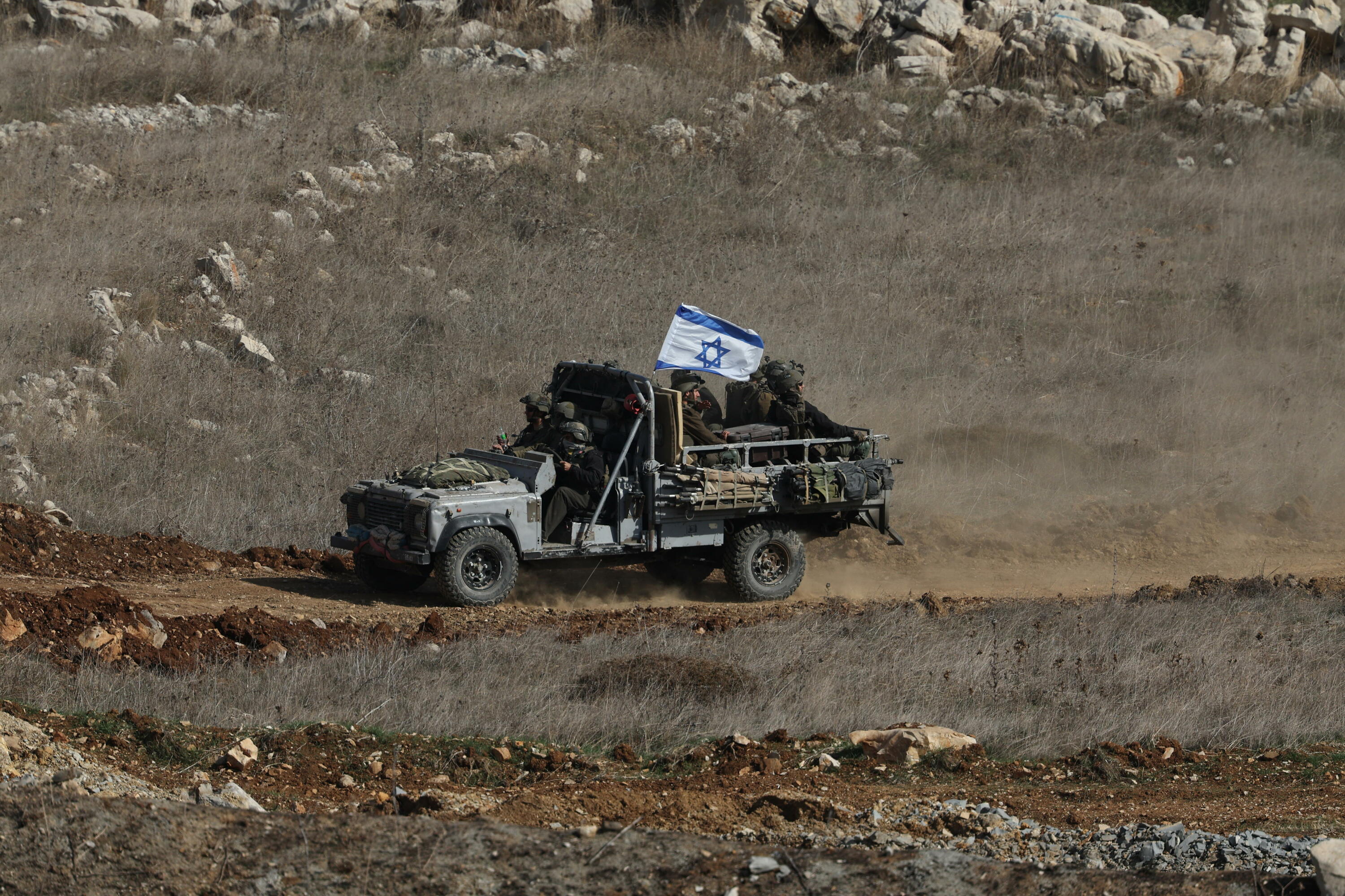 Israelgo soldaduak, Siriako lurretan, bi herrialdeen arteko mugatik gertu, gaur. ATEF SAFADI / EFE