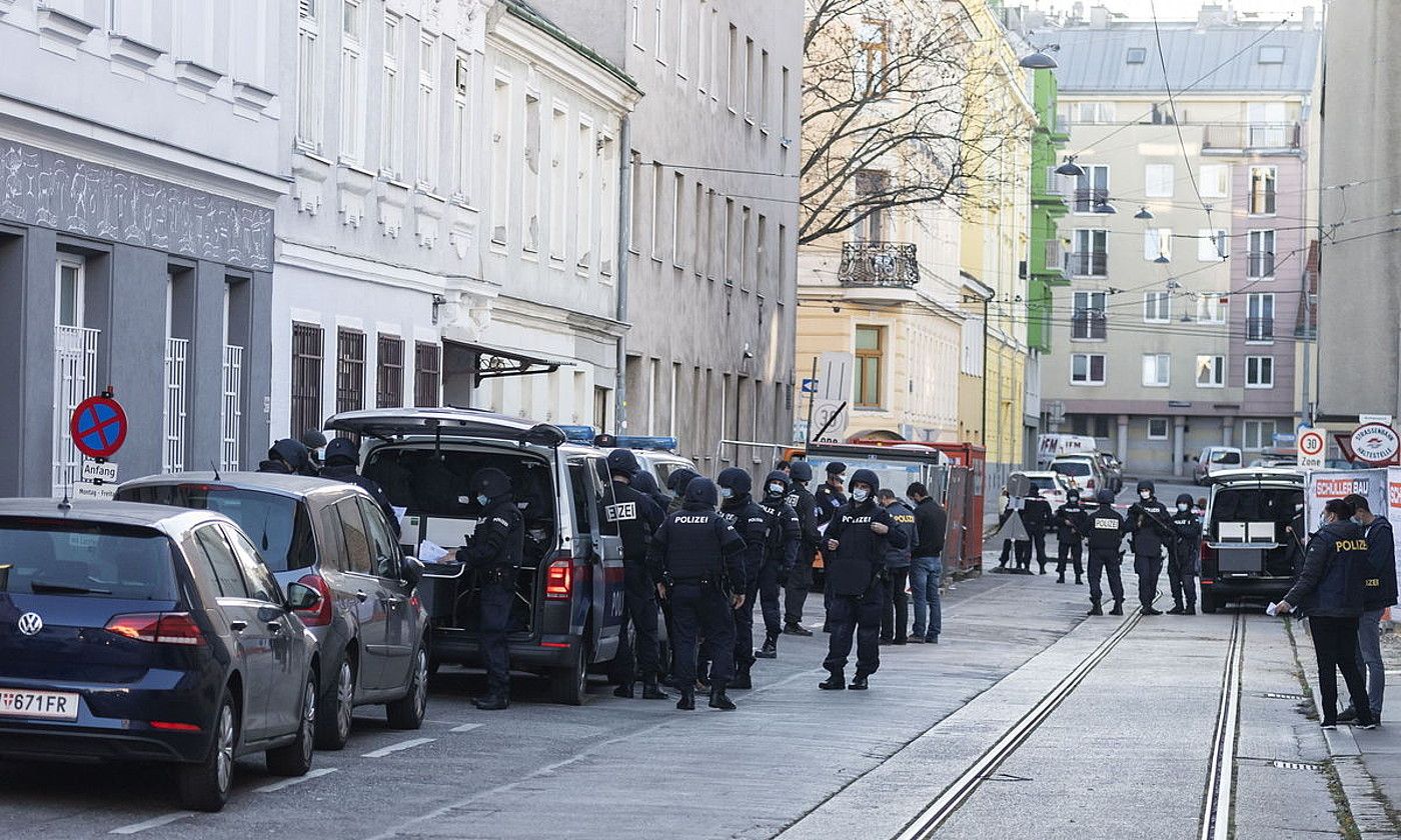 Meskita baten aurkako polizia operazioa, iaz, Vienan. FELIX HUBER / EFE.