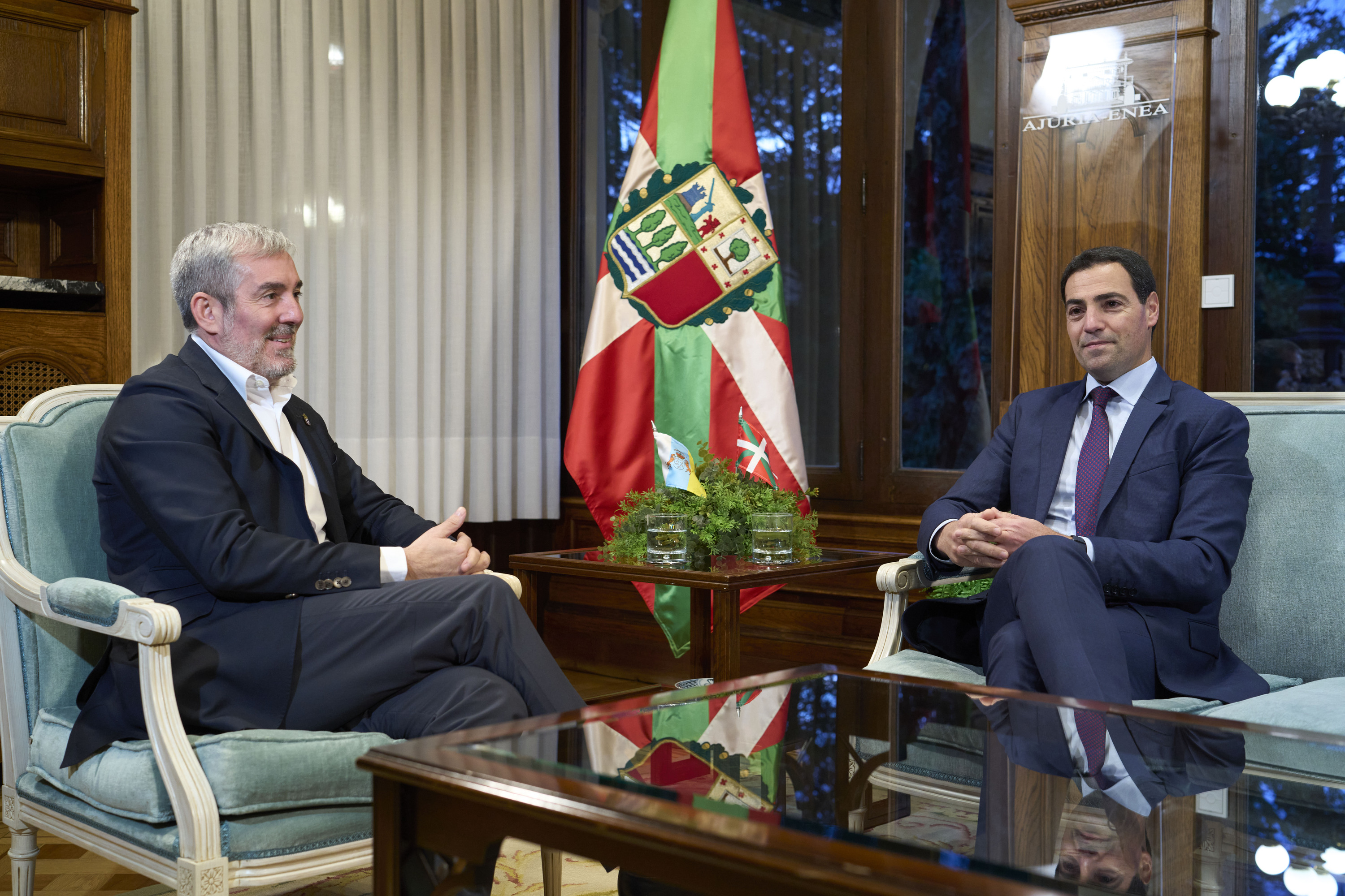 Imanol Pradales Jaurlaritzako lehendakaria eta Fernando Clavijo Kanarietako presidentea. ADRIAN RUIZ HIERRO / EFE