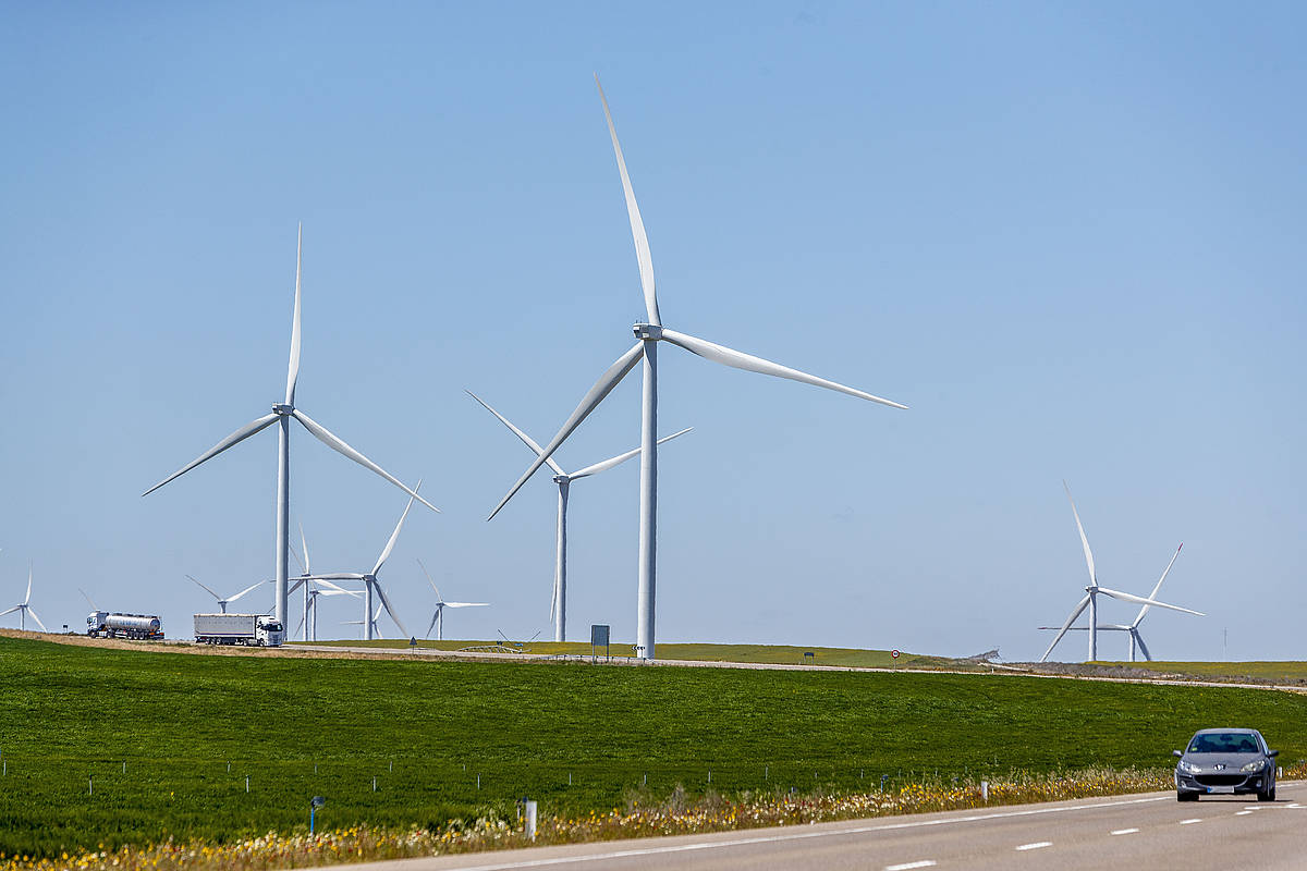 Eolikoaren ekarpen txikiagoak argindarra garestitu du azaroan. JAVIER BELVER / EFE