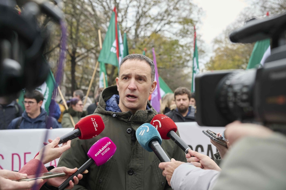 Mitxel Lakuntza, manifestazioa amaitu ondoren adierazpenak egiten. IÑAKI PORTO / EFE