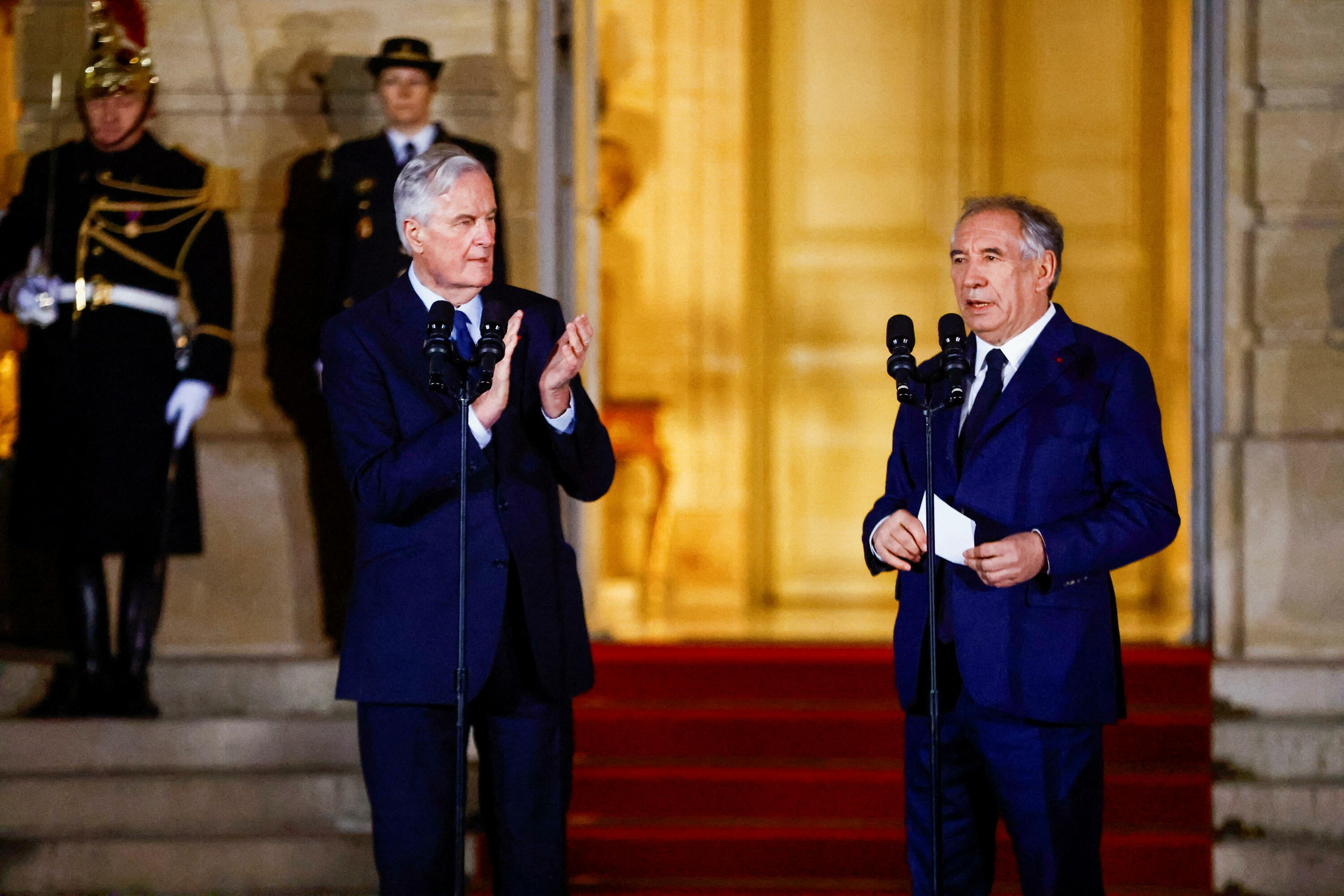 Frantziako lehen ministro ohi Michel Barnier, ezkerrean, eta lehen ministro izendatu berri François Bayrou, eskuinean, gaur, Parisen. ABDUL SABOOR / EFE