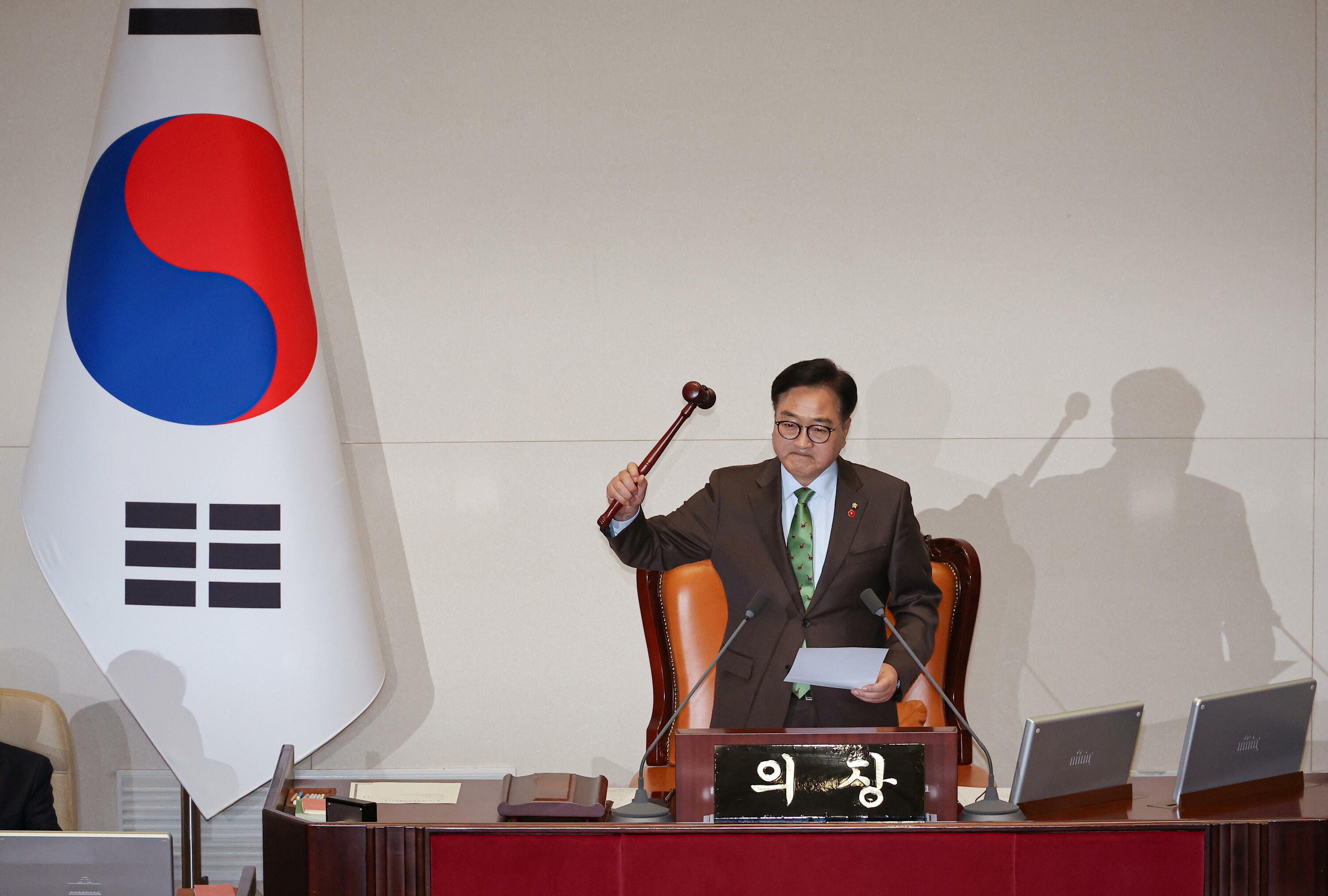 Hego Koreako Parlamentuak presidentearen kargugabetzea bozkatu duen unea. YONHAP