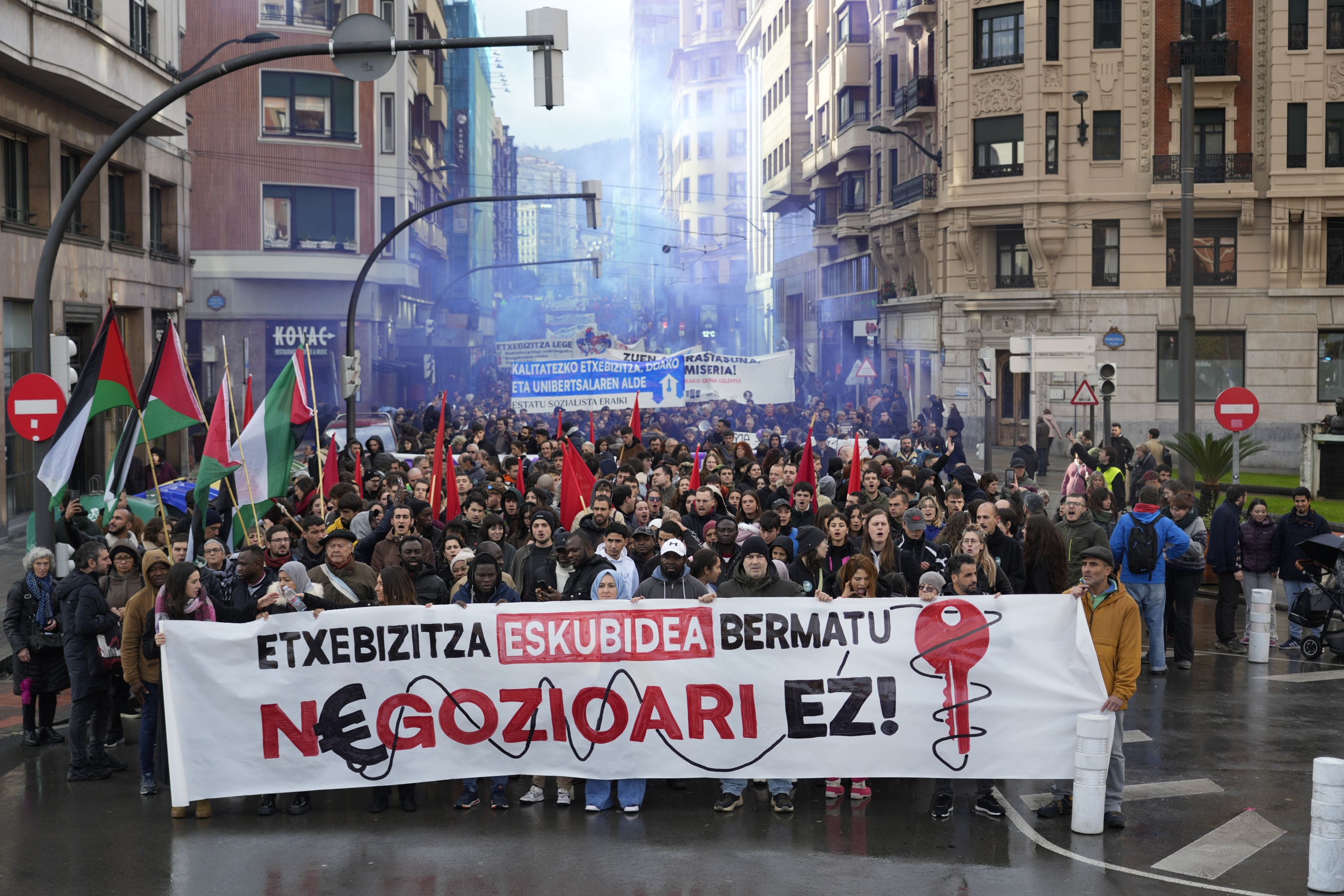 Etxebizitza eskubidearen aldeko manifestazioa, Buenos Aires kalean barrena. ARITZ LOIOLA / FOKU