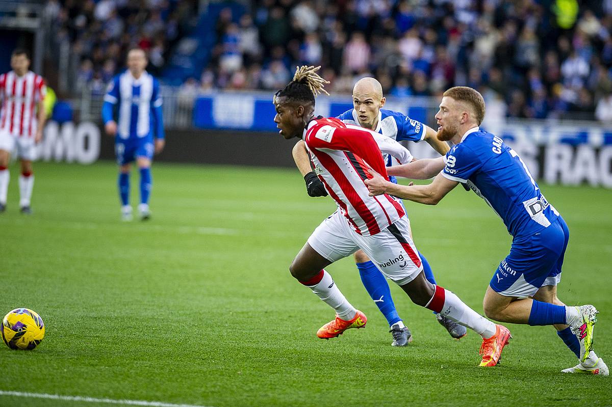 Alaveseko eta Athleticeko jokalariak lehian, gaur, Mendizorrotzan. JAIZKI FONTANEDA / FOKU