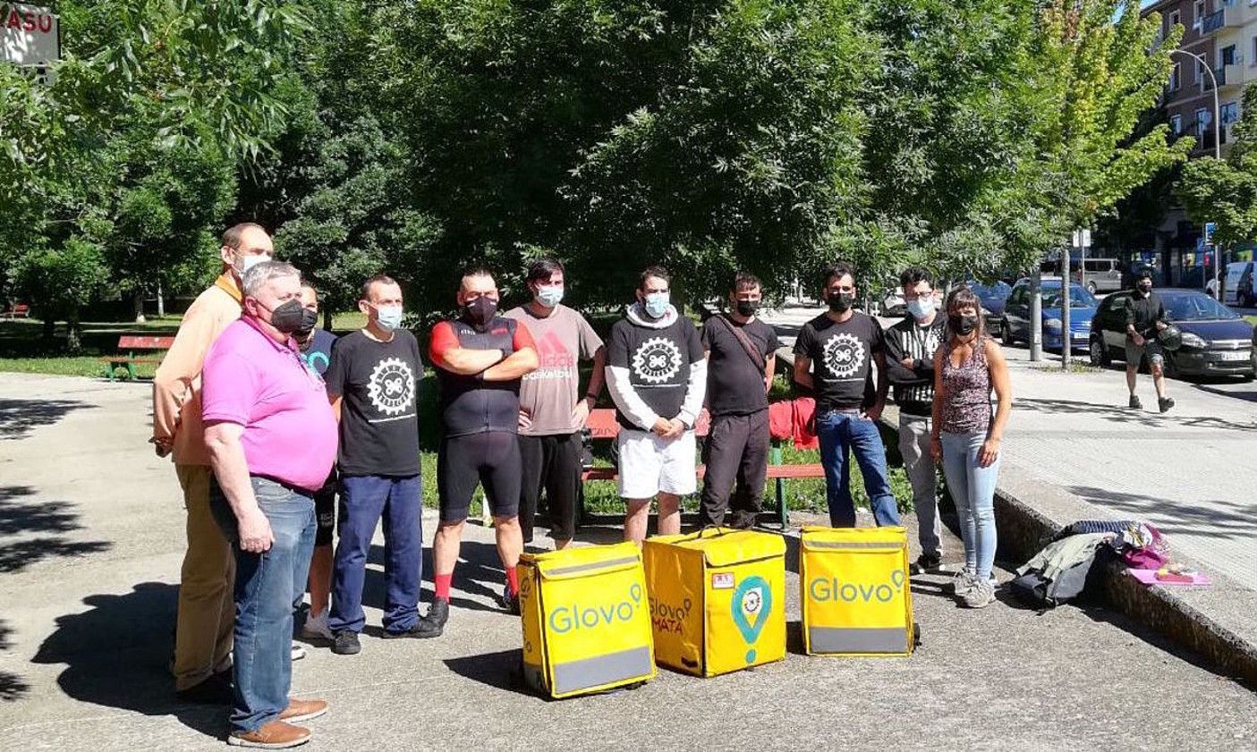 LAB sindikatuko eta Riders por Derechos plataformako kideak, Iruñean eginiko agerraldian, atzo. LAB.