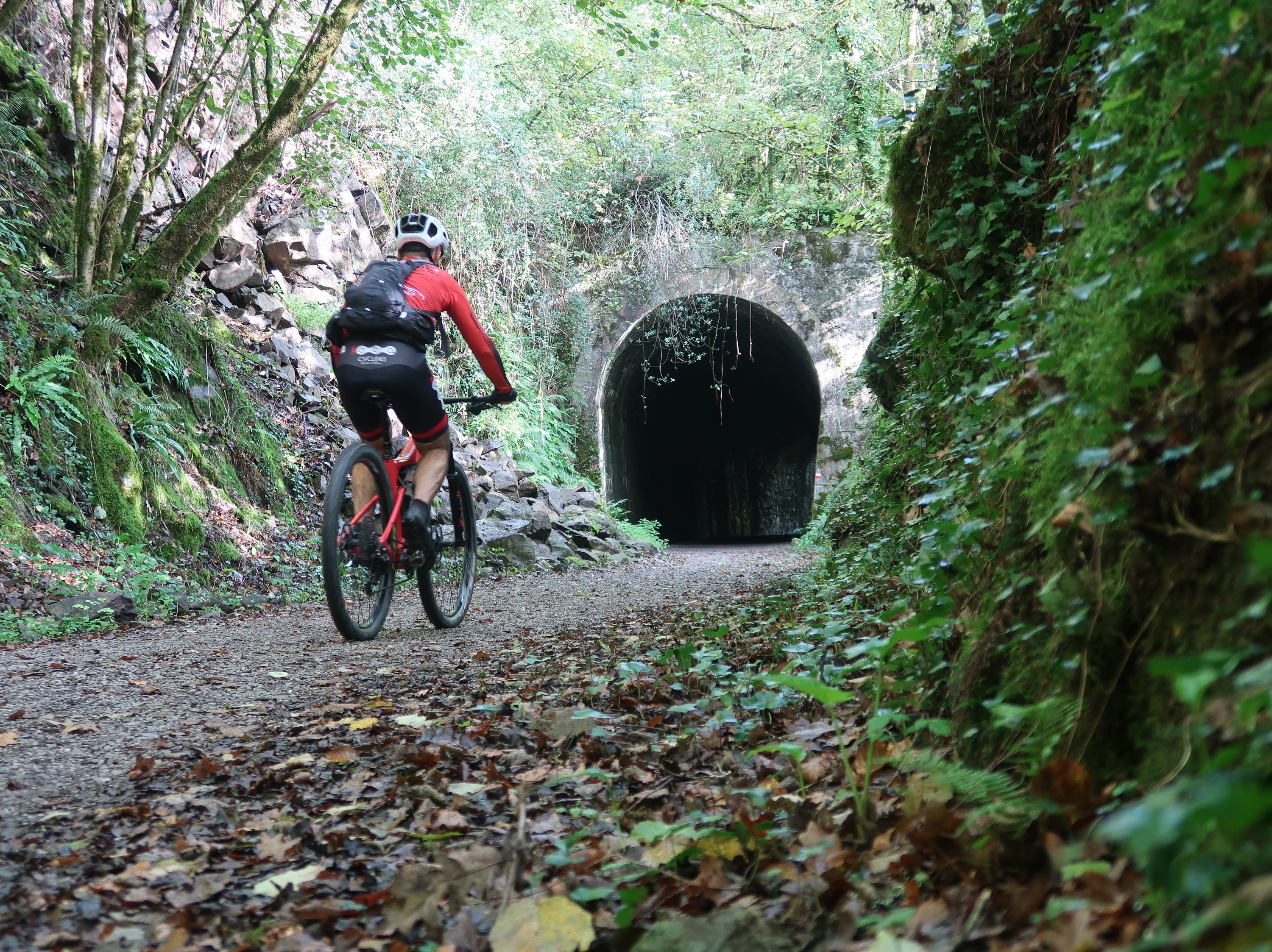 Bergara eta Antzuola arteko Ferrocarriles Vascongados bide berdeko tuneletako bat