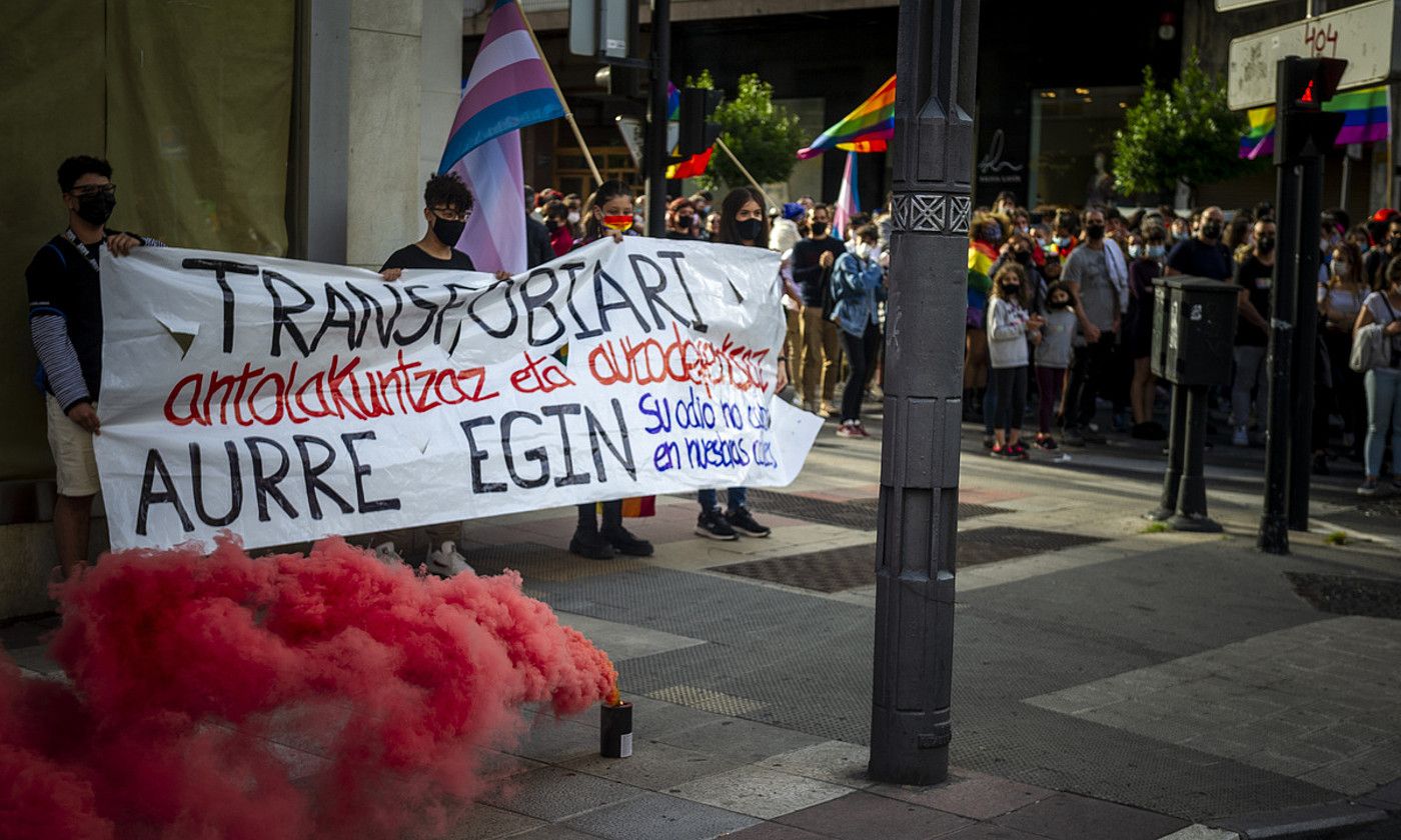 Zenbait herritar pankarta eskuan, LGTBI Komunitatearen Nazioarteko Egunean egindako manifestazioan, Gasteizen. JAIZKI FONTANEDA / FOKU.