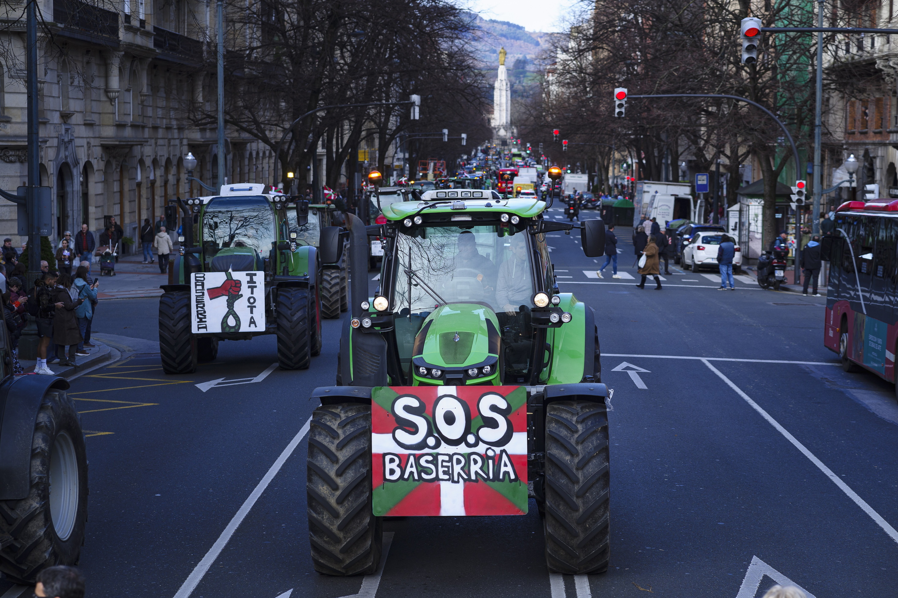 Traktoreak Bilbora iristen, otsailaren 9an, nekazarien protestan. ARITZ LOIOLA / FOKU