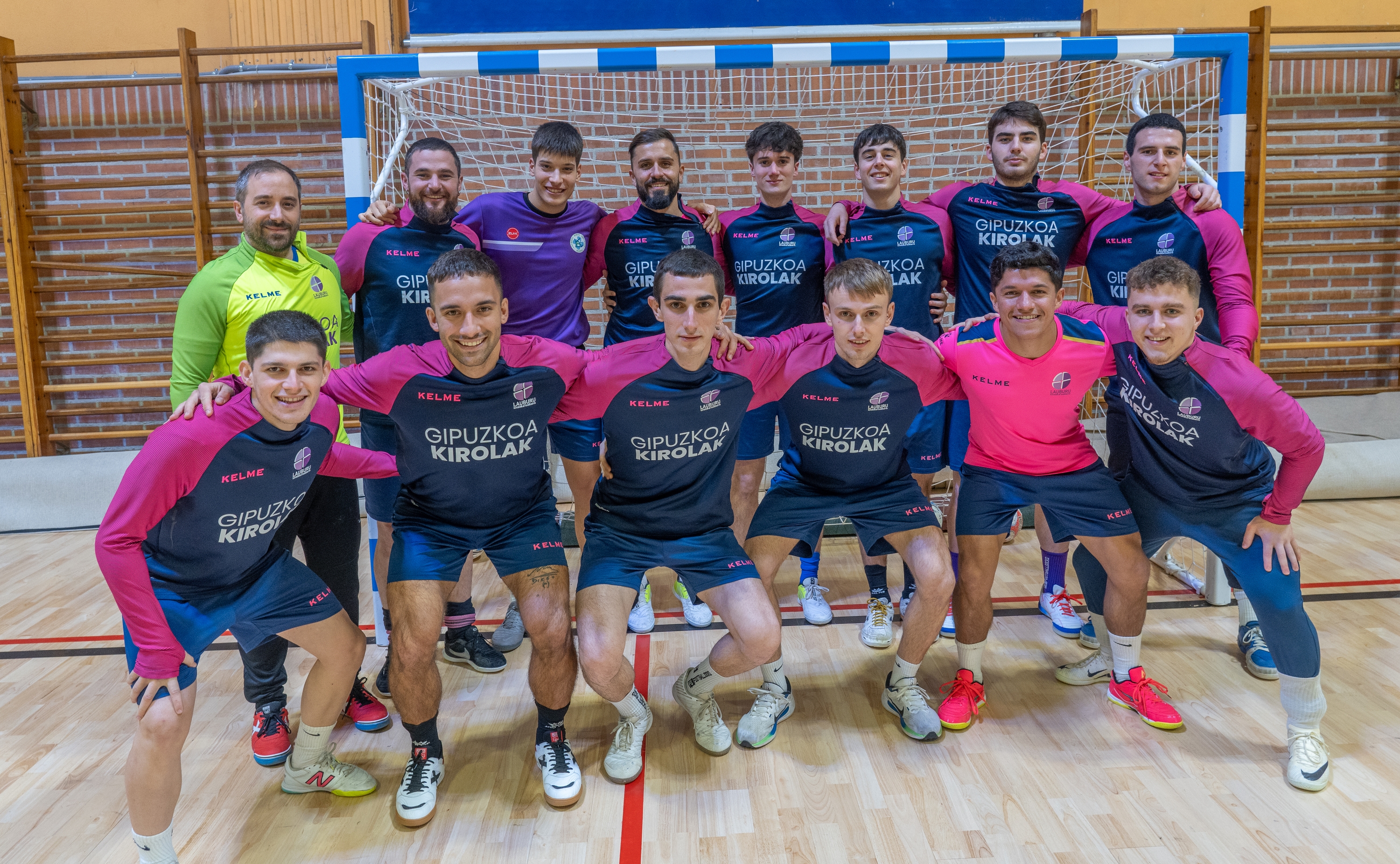 Lauburu areto futboleko taldea, entrenamendu bat hasi aurretik. ANDONI CANELLADA / FOKU