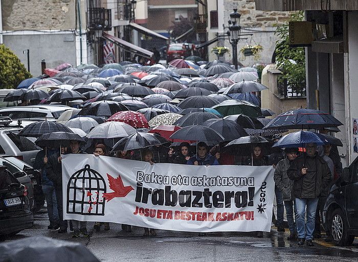 Ehunka lagun batu ziren atzo arratsean Ugaon, Bizkaian, Josu Urrutikoetxea aske utz dezatela eskatzeko. ARITZ LOIOLA / FOKU