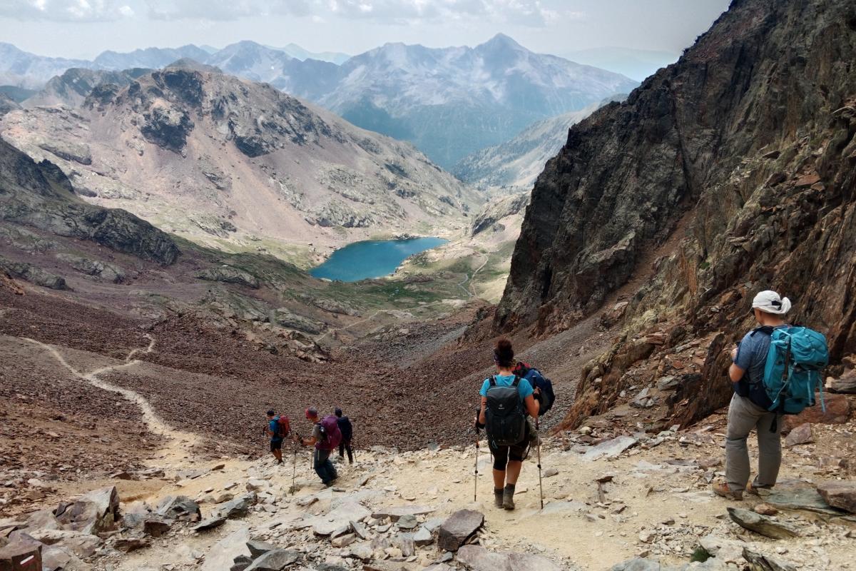 Port de Sotllo (2.874 m) atzean utzi, eta bagoaz Estany d'Estats agurtzera. IBON MURUA AZKUENAGA