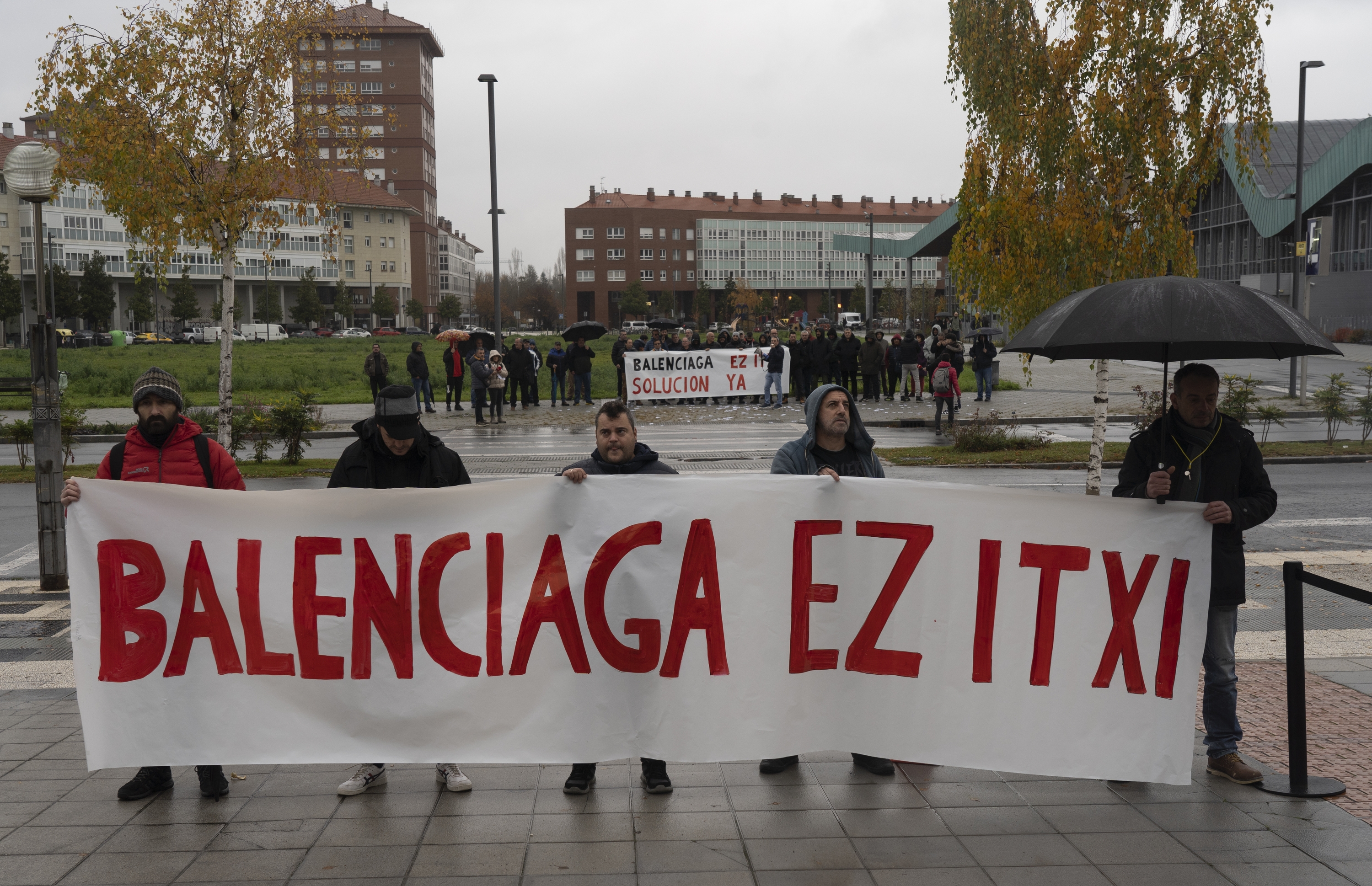 Balenciagako langileek egindako protesta bat, Eusko Jaurlaritzaren egoitzaren aurrean. RAUL BOGAJO / FOKU