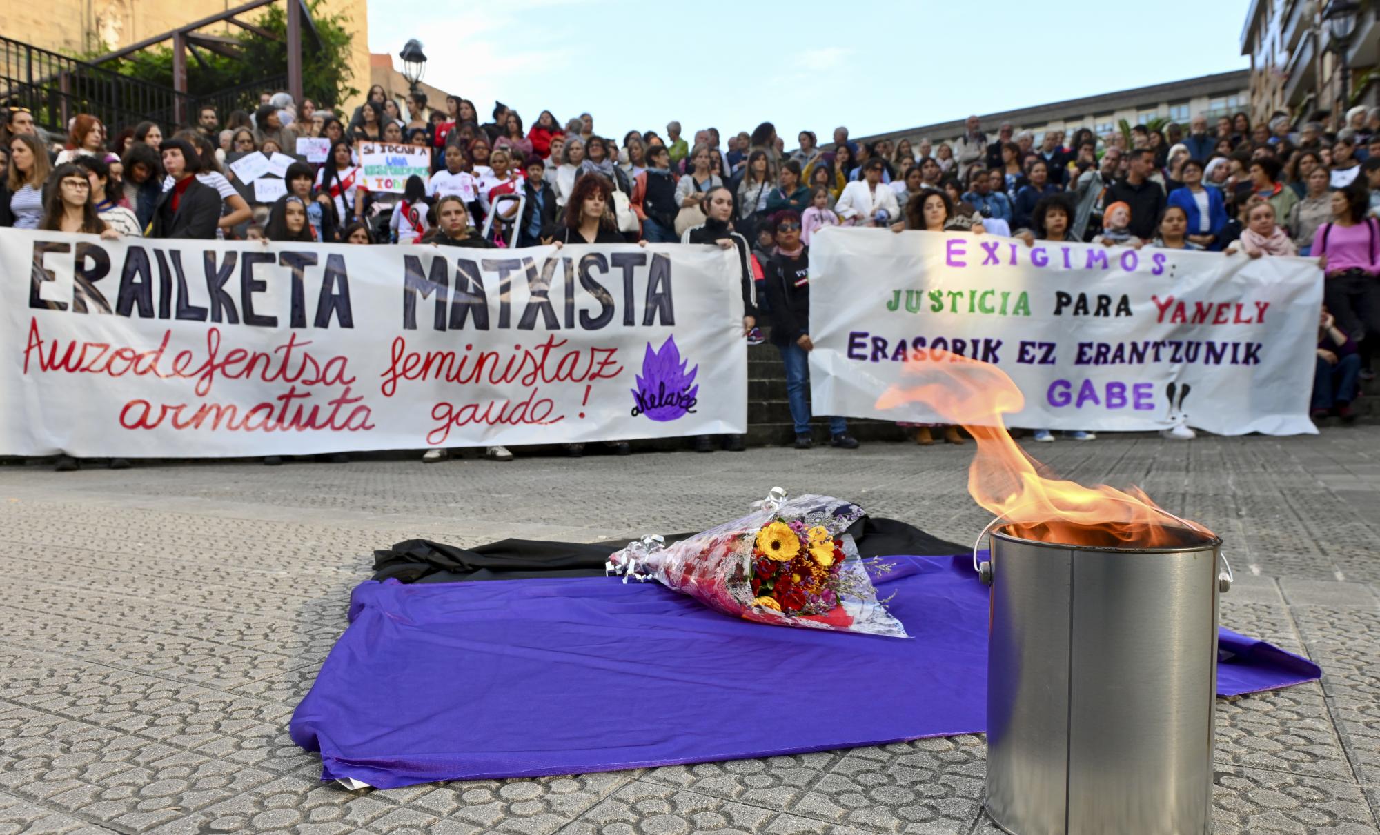 Yanely Gonzalesen hilketa gaitzesteko elkarretaratzea Bilboko Santutxu auzoan, irailaren 13an. MIKEL MARTINEZ DE TRESPUENTES / FOKU