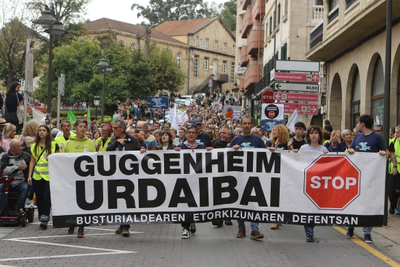 Guggenheim museoa Busturialdera hedatzearen aurkako manifestazioa, urriaren 19ean, Gernika-Lumon. OSKAR MATXIN EDESA / FOKU