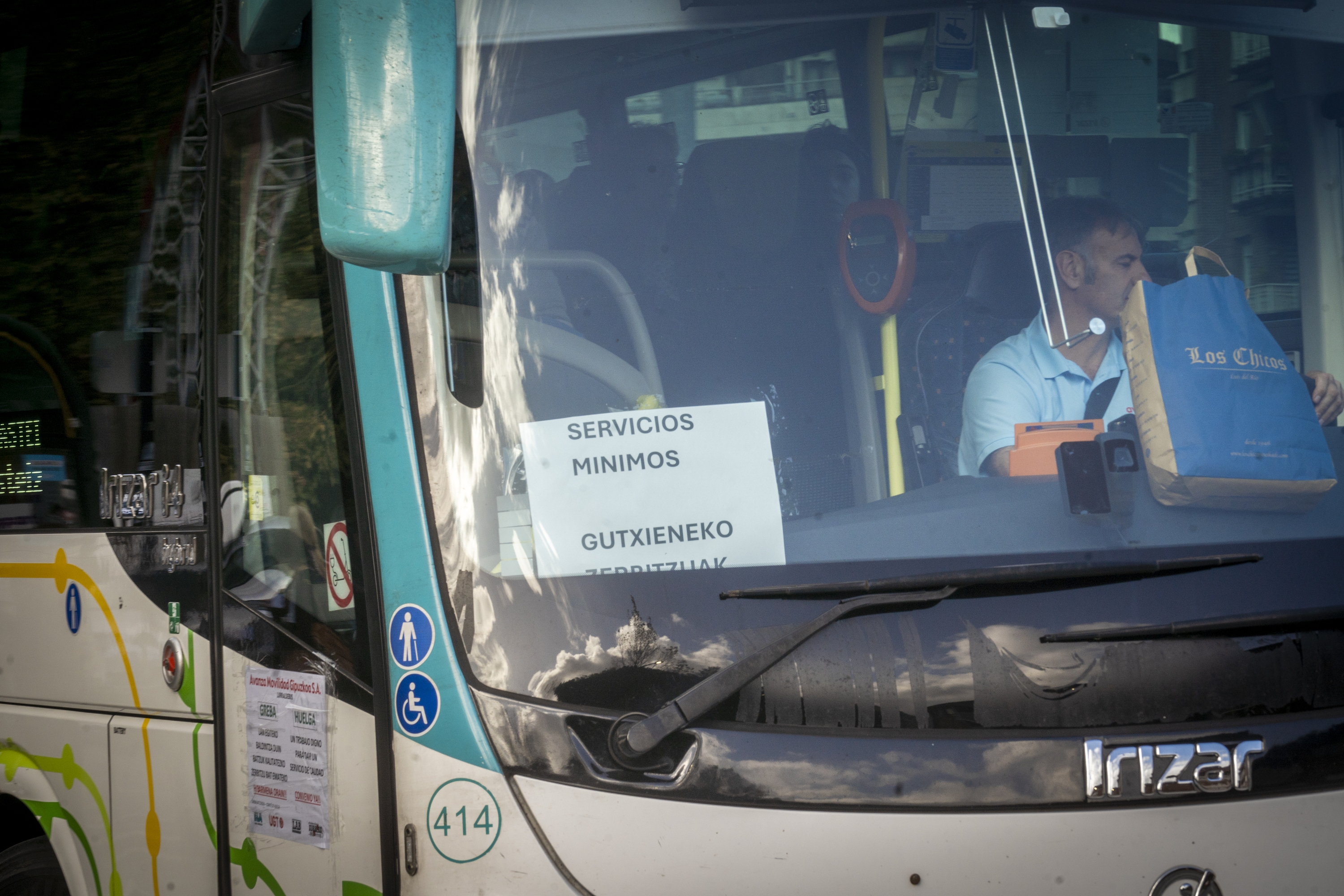 Gutxieneko zerbitzuetako autobus bat, Bergaran (Gipuzkoa), urrian egindako greban. GORKA RUBIO / FOKU